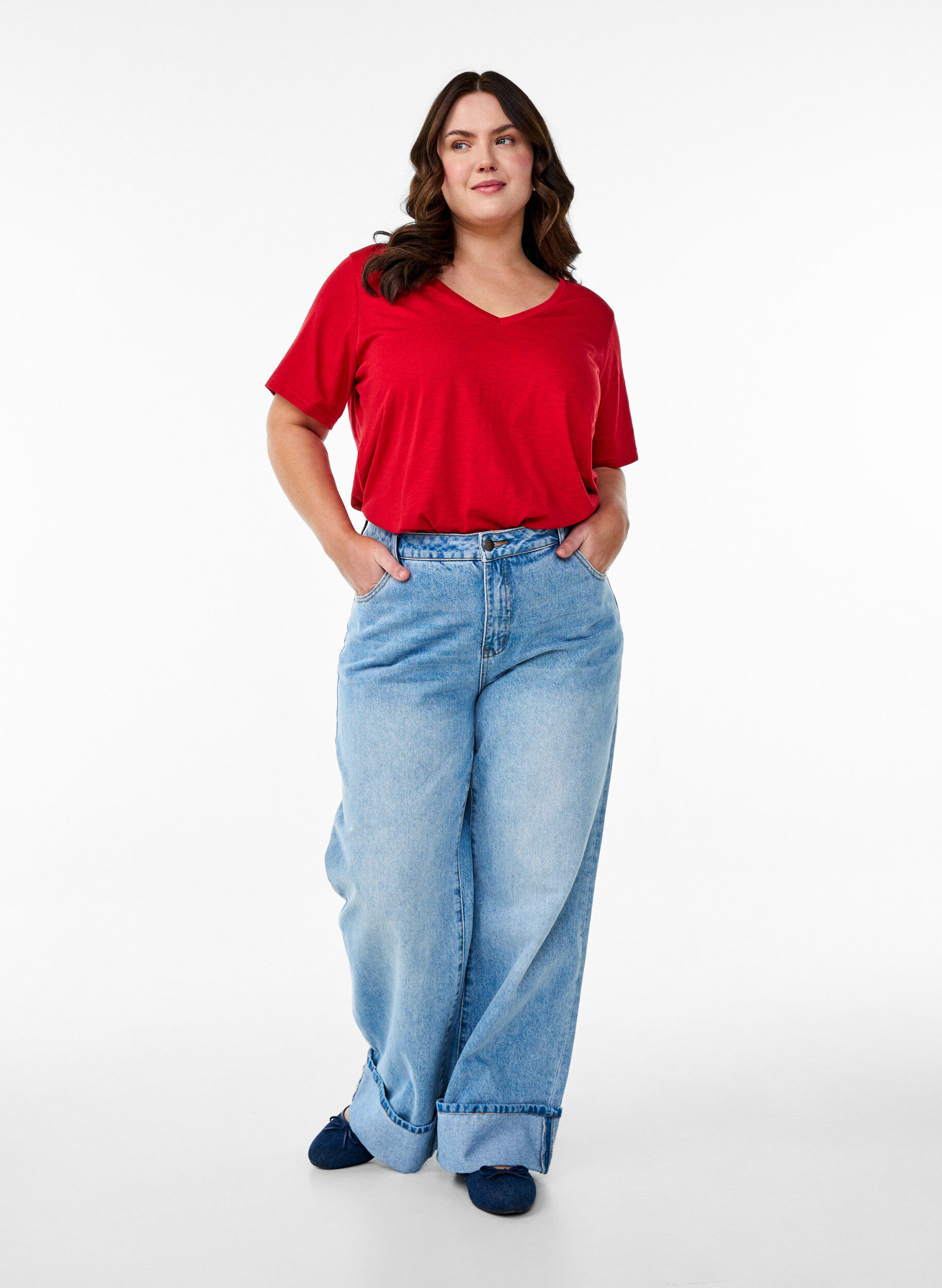 Zizzi Lyhythihainen perus t-paita v-p&auml;&auml;ntiell&auml;, Punainen, Model image number 1