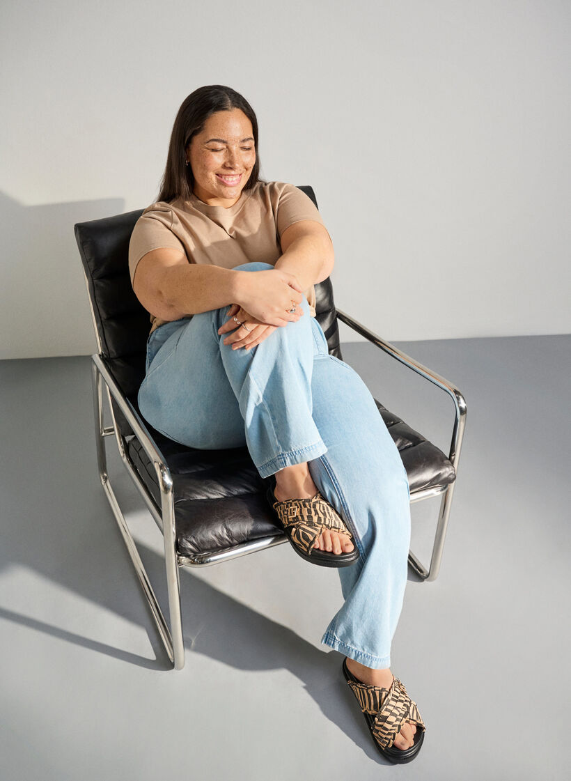 Sandaalit ristikk&auml;isill&auml; remmeill&auml; ja r&ouml;yhel&ouml;reunoilla, Ruskea, Image image number 0