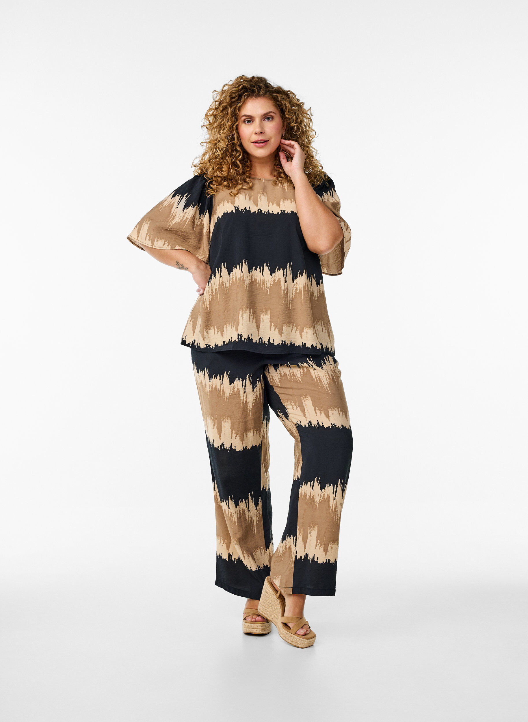 L&ouml;ys&auml;t housut, joissa on graafinen printti, Musta, Model