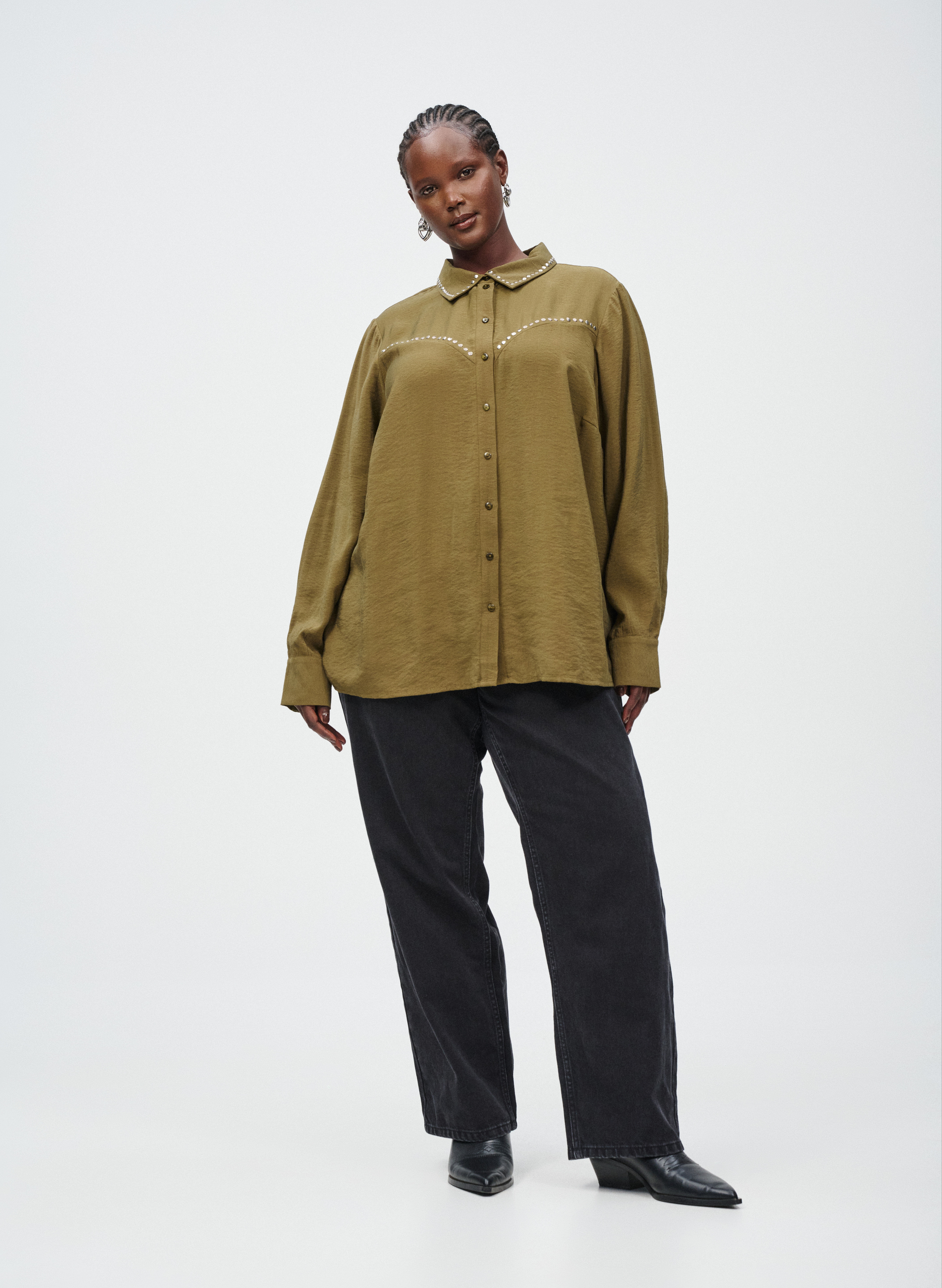 Vihre&auml; paita nastoilla, , Model