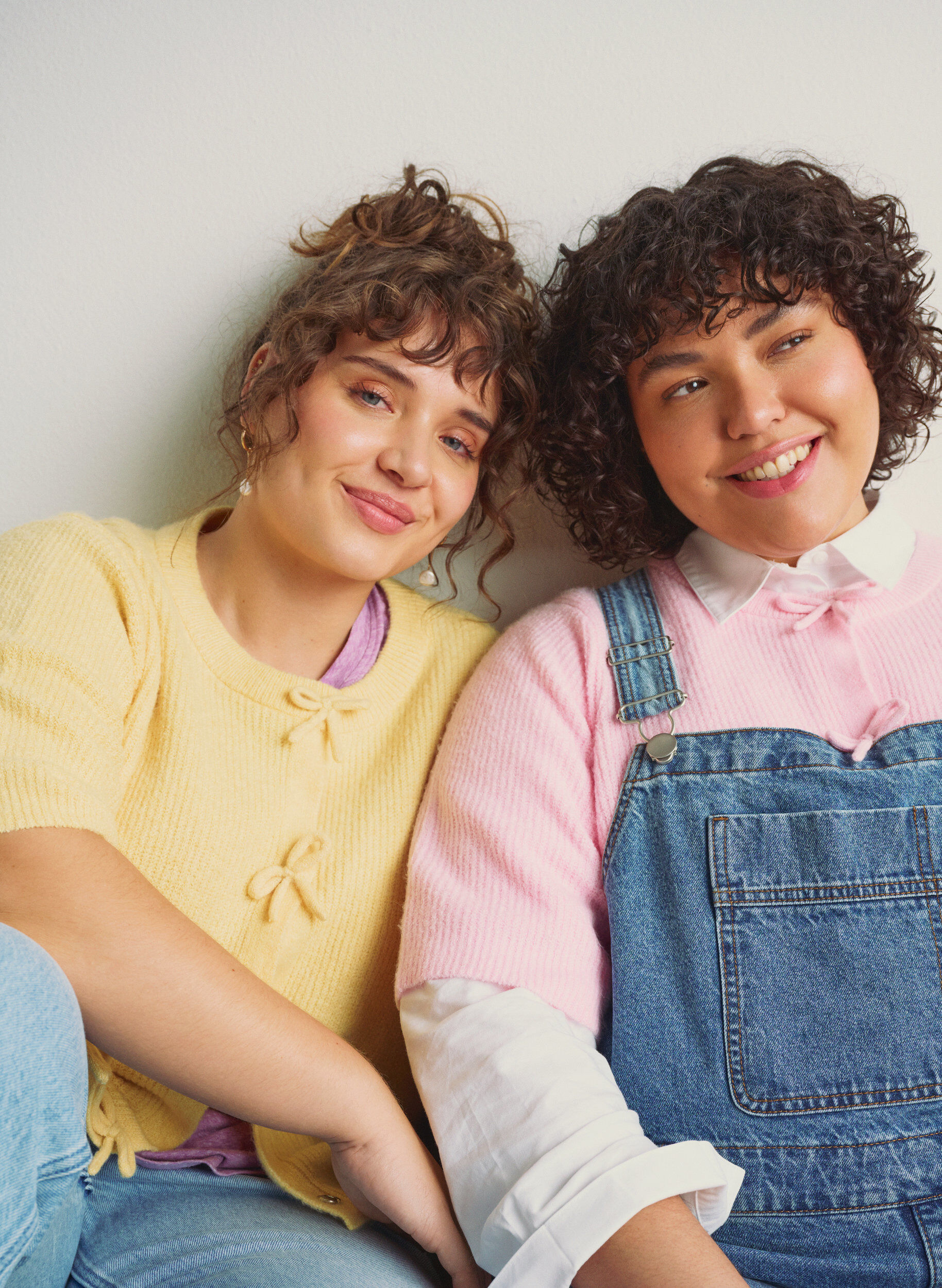 Lyhythihainen neuletakki ruseteilla