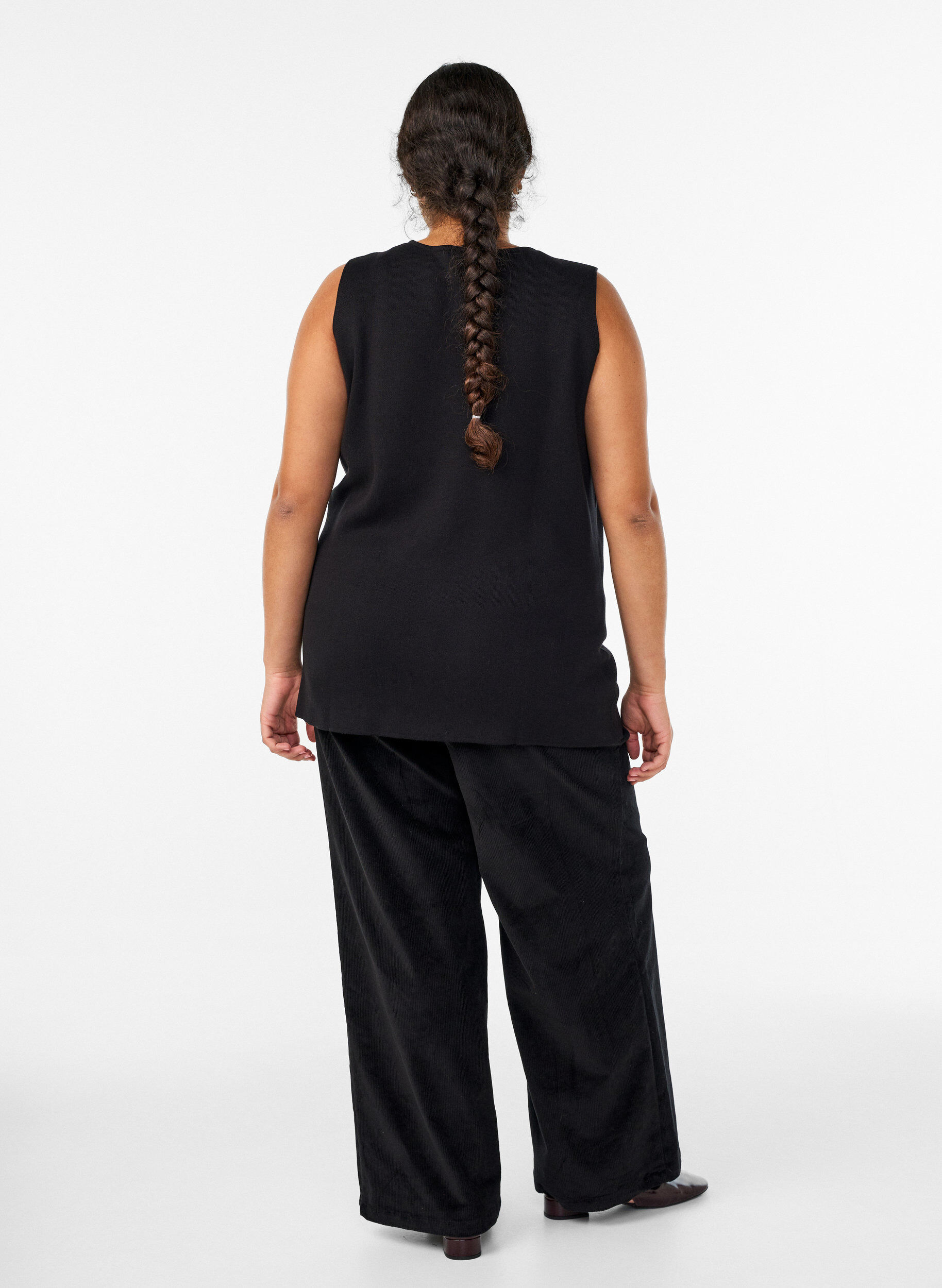 Zizzi Korkeavy&ouml;t&auml;r&ouml;iset samettihousut leveill&auml; lahkeilla, Musta, Model image number 1