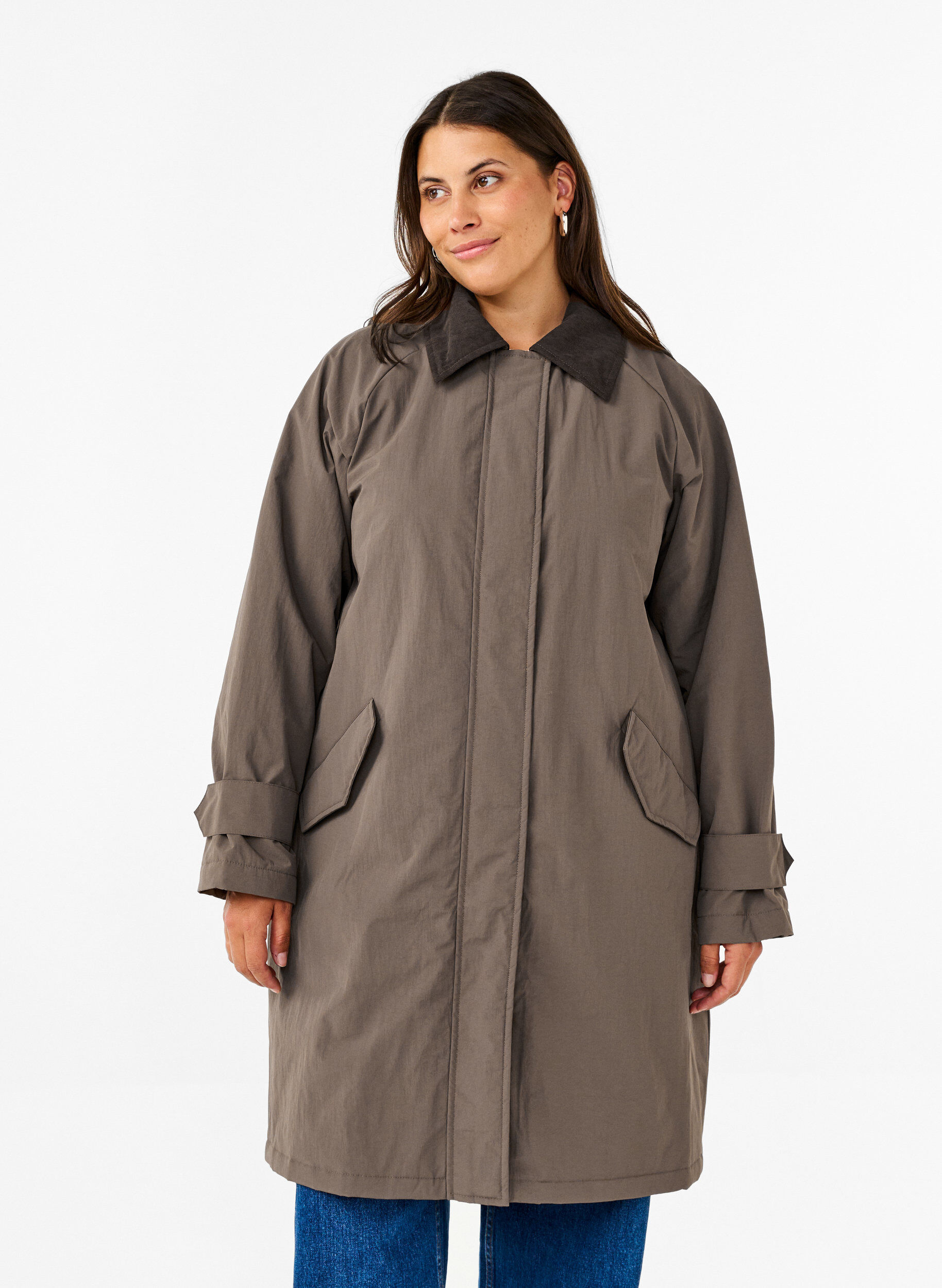 Zizzi Siirtym&auml;kauden takki, jossa on samettikaulus ja taskut, Chocolate Chip, Model image number 0