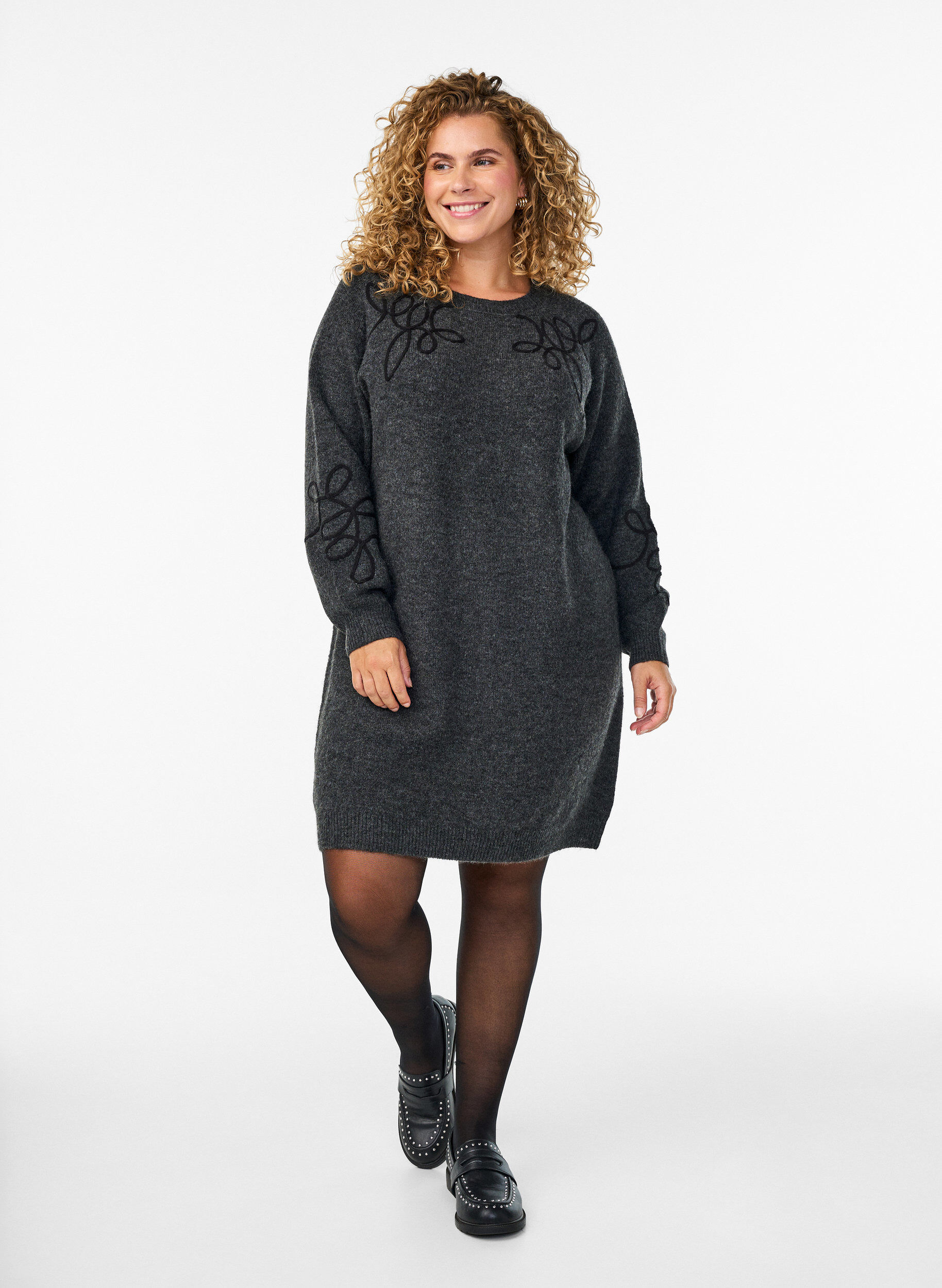 Lyhyt neulottu mekko ommelluilla ny&ouml;ridetaljeilla, Harmaa, Model