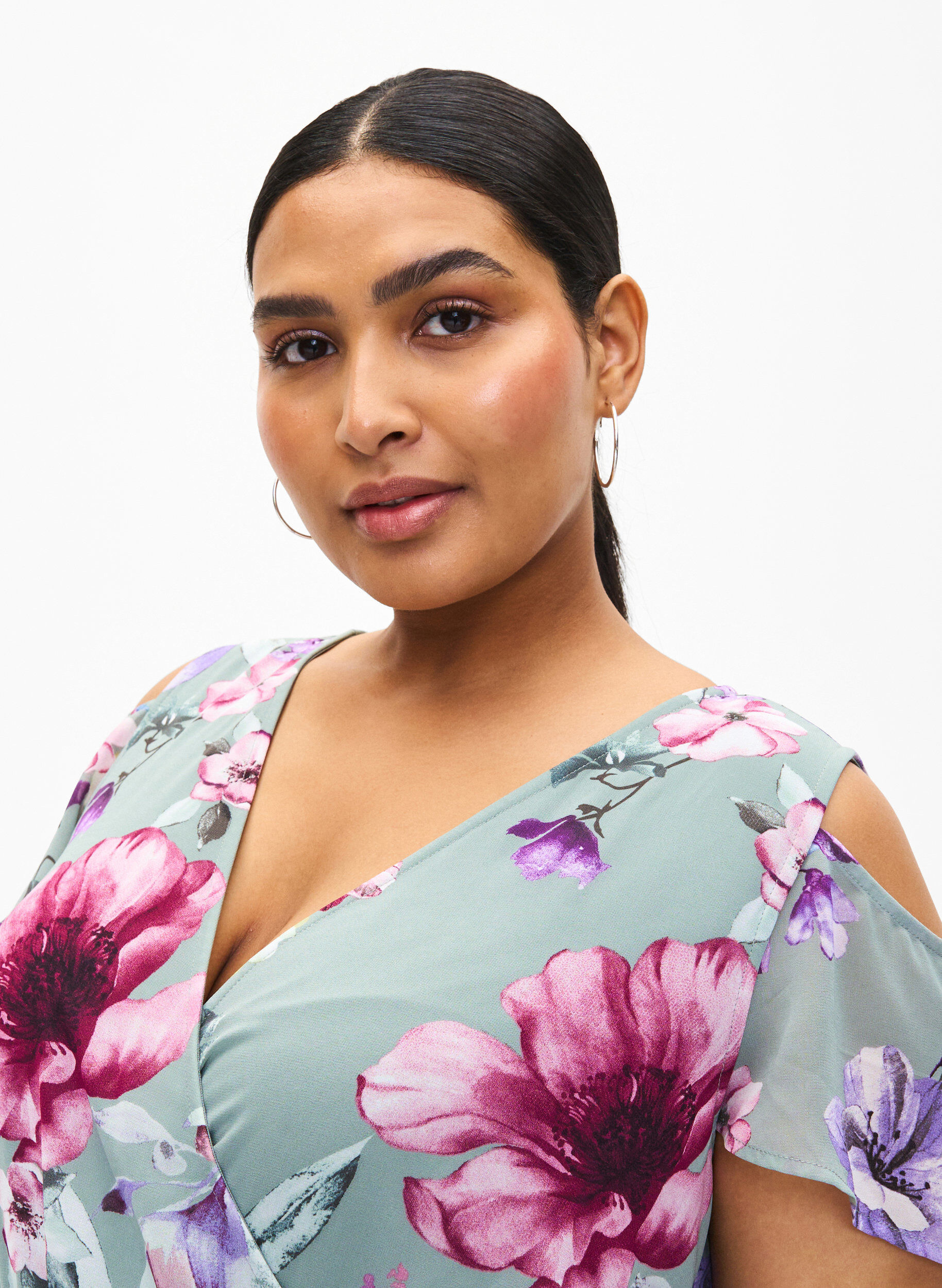 Zizzi Kukkakuvioinen maksimekko, jossa on koristeet olkap&auml;ill&auml;, Chinois Green AOP, Model image number 3