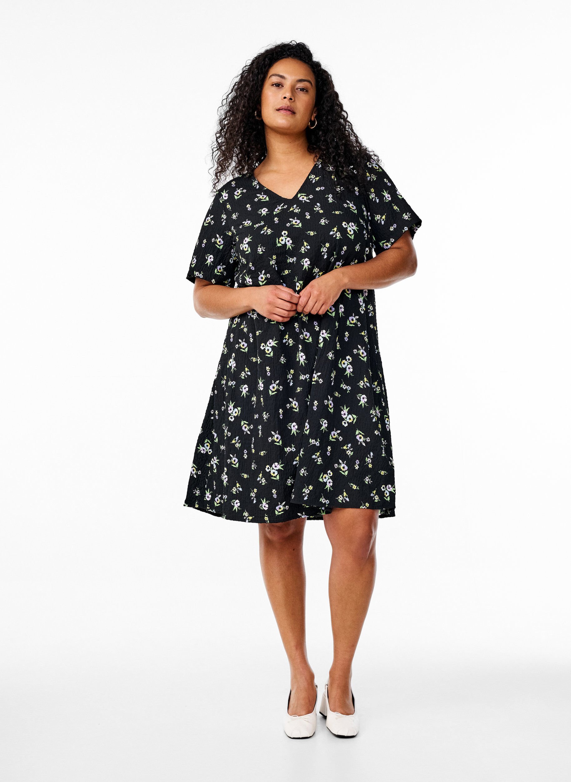 ZizziLyhythihainen mekko V-p&auml;&auml;ntiell&auml;, Musta, Model image number 1