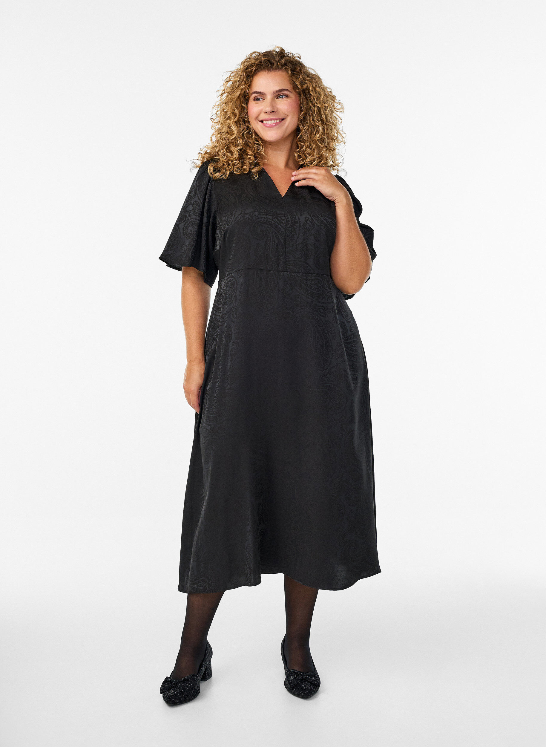 Midimittainen jacquard-mekko paisleykuviolla ja leveill&auml; hihoilla, Musta, Model
