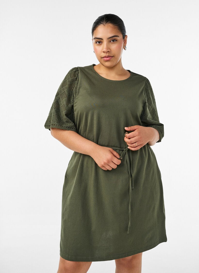 Puuvillamekko broderie anglaise -hihoilla ja vy&ouml;t&auml;r&ouml;nauhalla, Vihre&auml;, Model image number 0