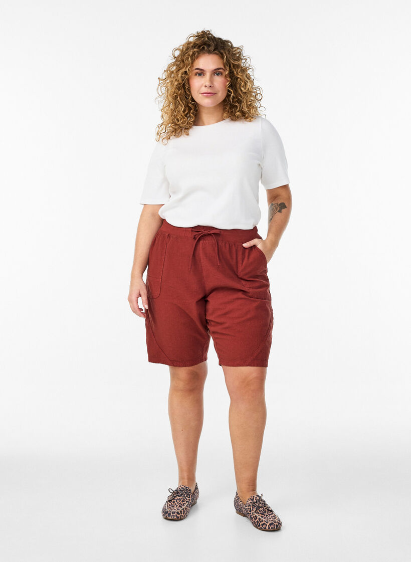 V&auml;lj&auml;t puuvillashortsit taskuilla, Punainen, Model image number 1