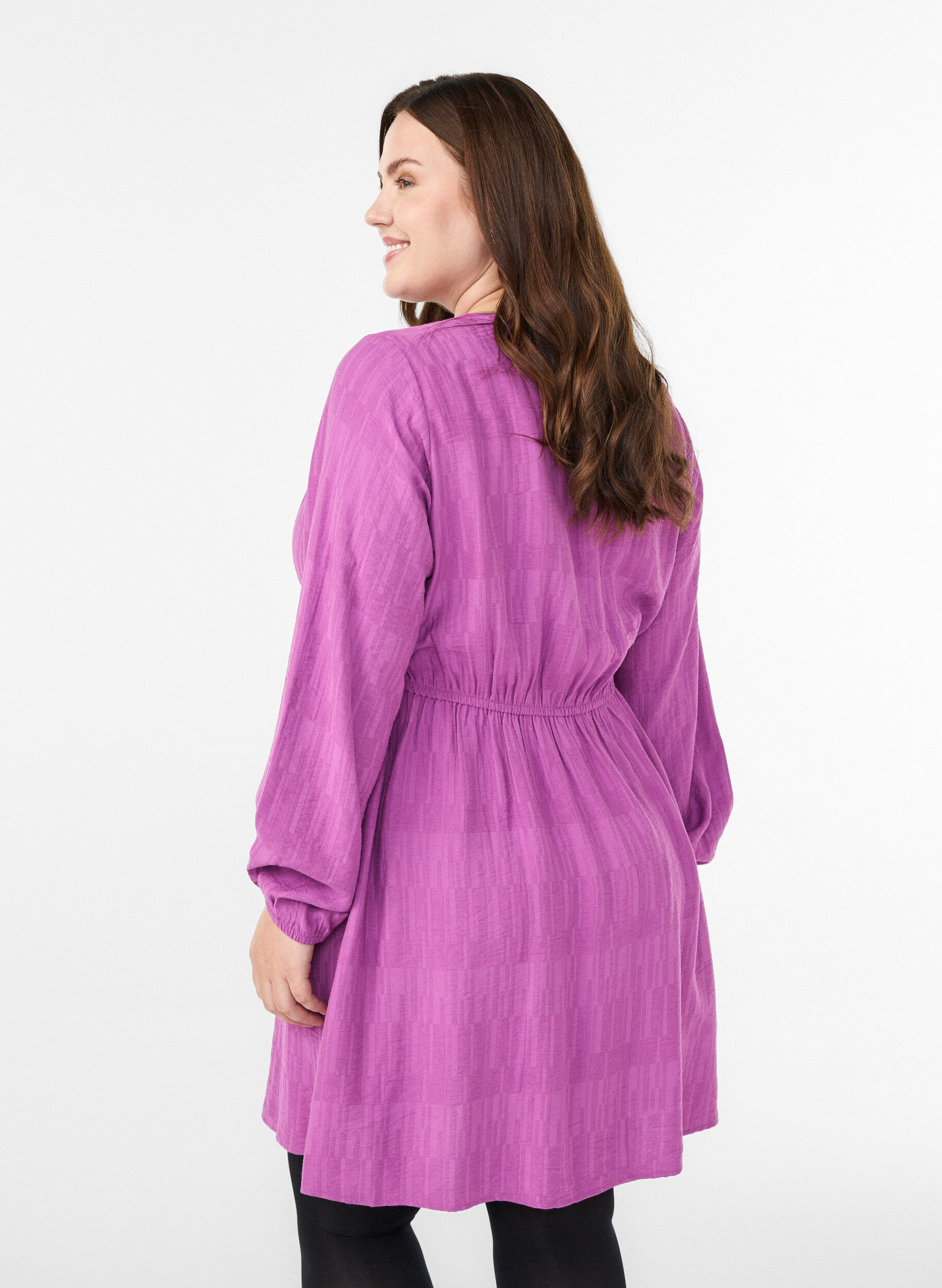 Zizzi Lyhyt tekstuuripintainen kietaisumallinen mekko, Violetti, Model image number 2