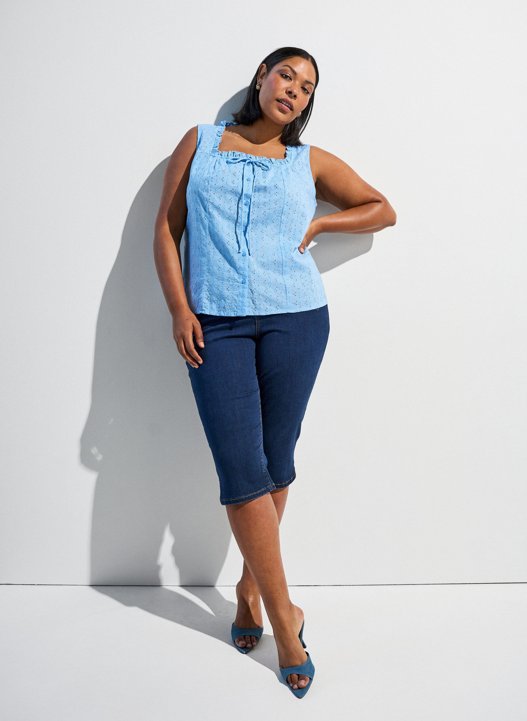 ZizziHihaton pusero, jossa on brodeerattua anglaisea ja r&ouml;yhel&ouml;it&auml;, Sininen, Image image number 0