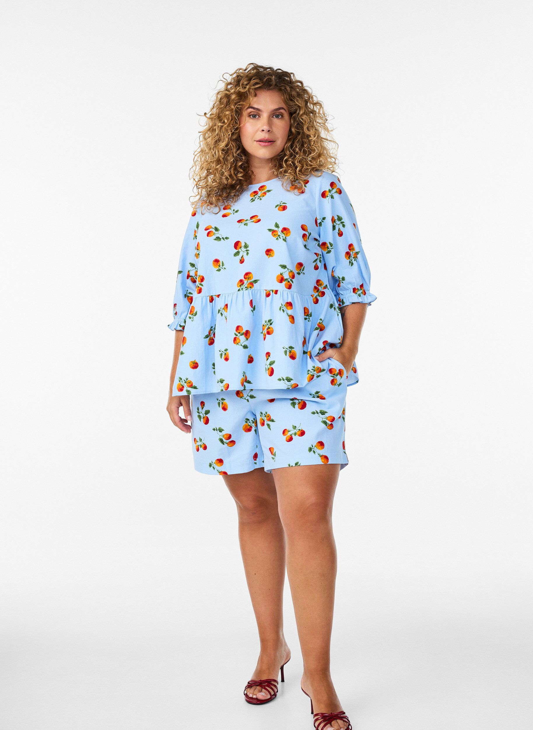 ZizziPuuvillashortsit tomaattiprintill&auml; ja korkealla vy&ouml;t&auml;r&ouml;ll&auml;, Sininen, Model image number 1