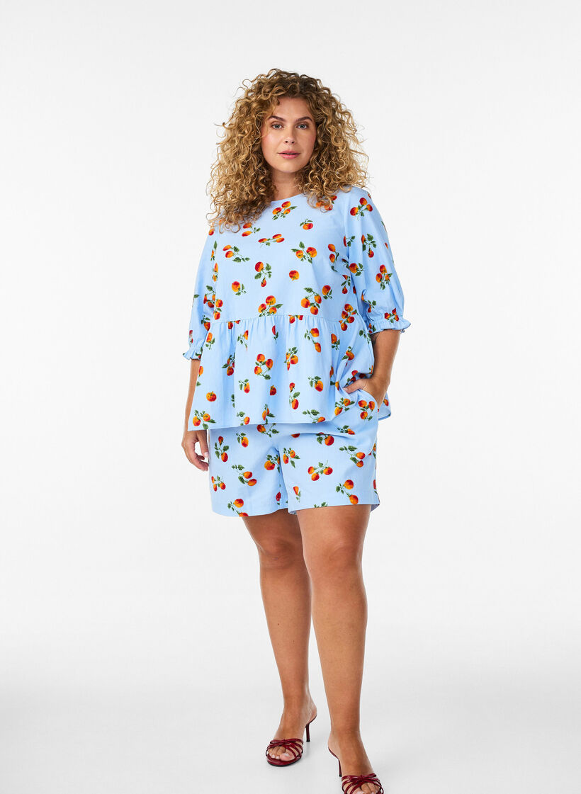 Puuvillashortsit tomaattiprintill&auml; ja korkealla vy&ouml;t&auml;r&ouml;ll&auml;, Sininen, Model image number 1