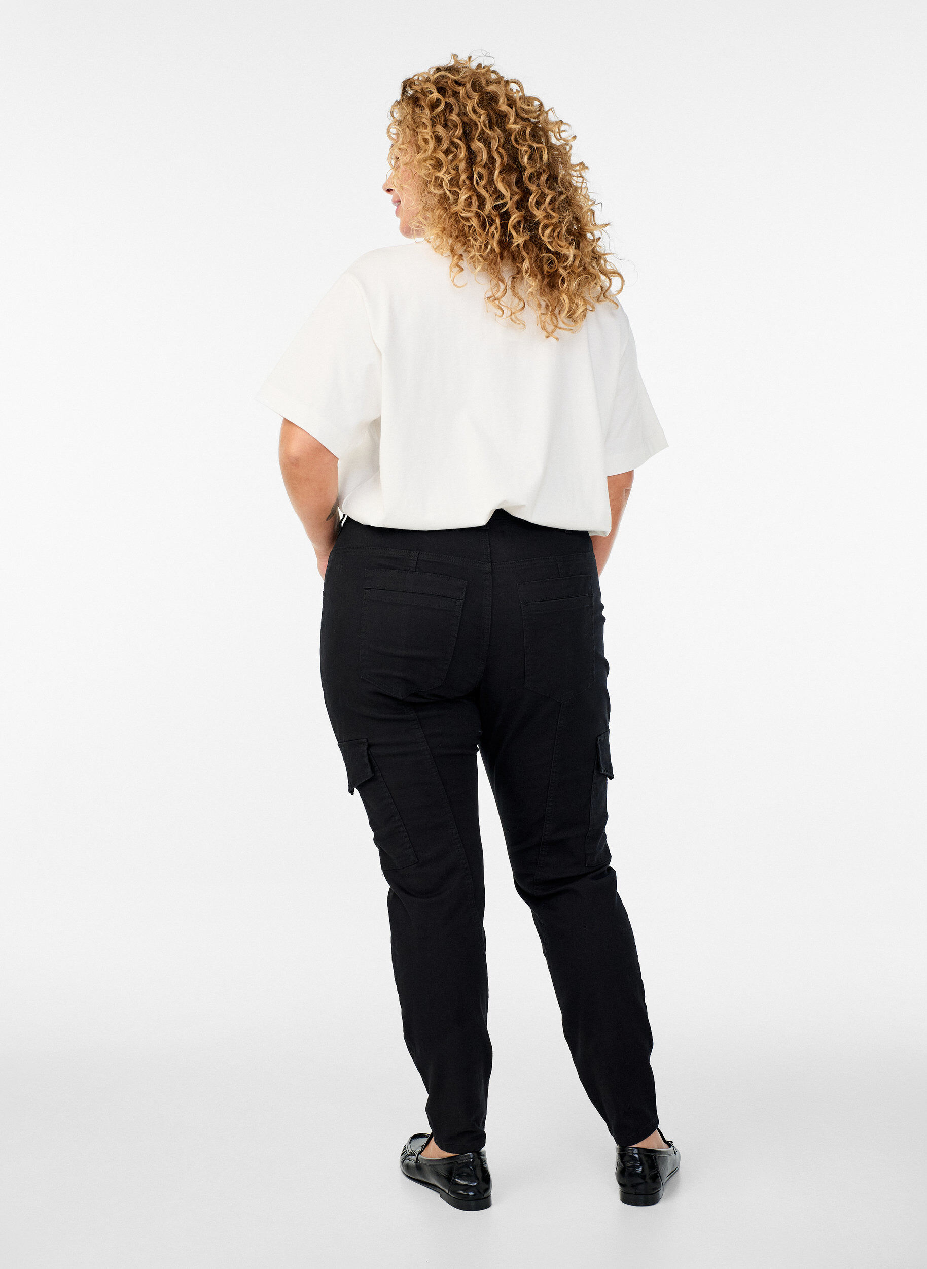 Zizzi Slim fit -housut cargotaskuilla, Musta, Model image number 1