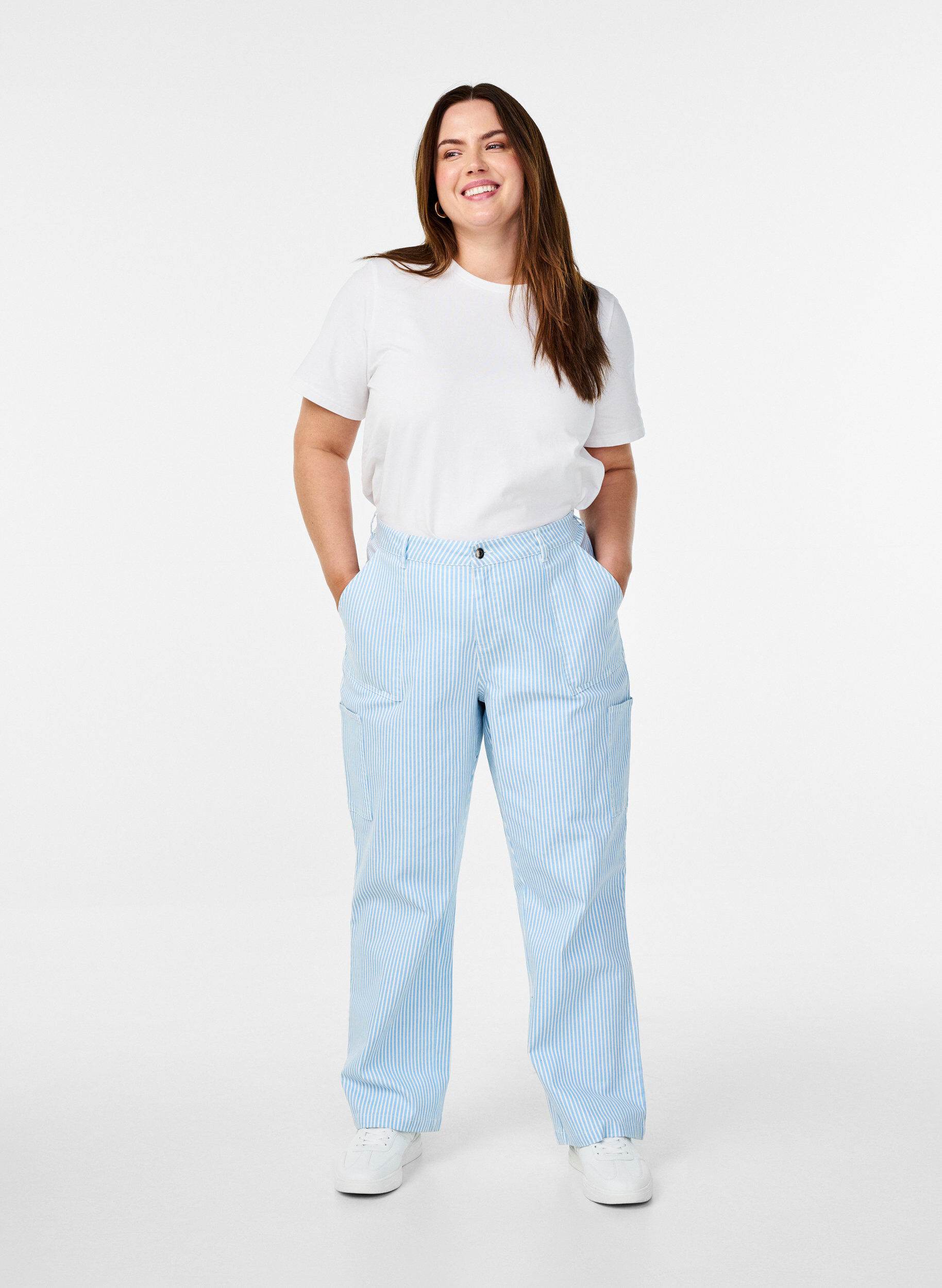 Zizzi T-paita luomupuuvillasta py&ouml;re&auml;ll&auml; kaula-aukolla, Bright White, Model image number 2