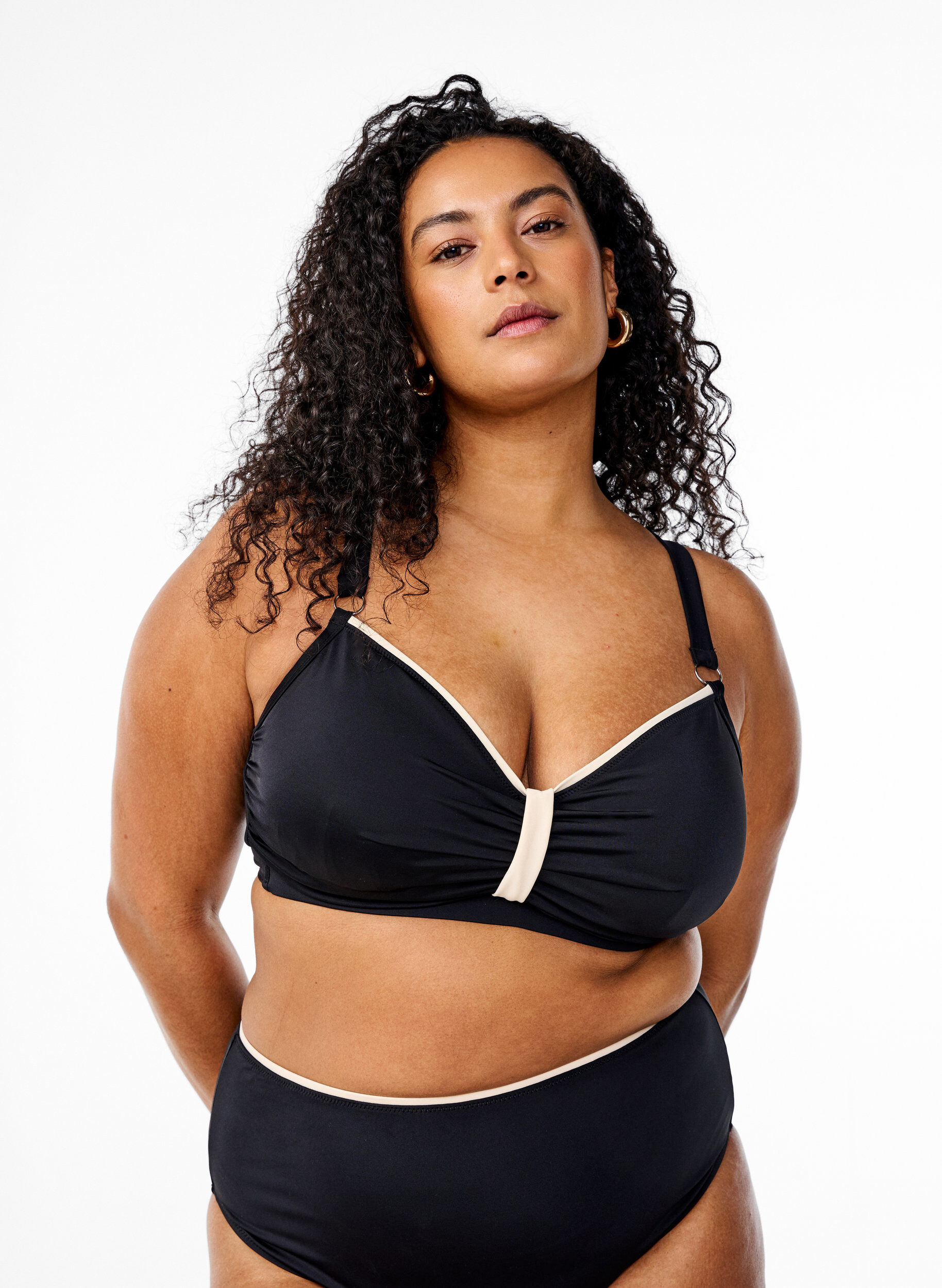 Rypytyksell&auml; ja kontrastiyksityiskohdilla varustettu bikiniyl&auml;osa, Musta, Model