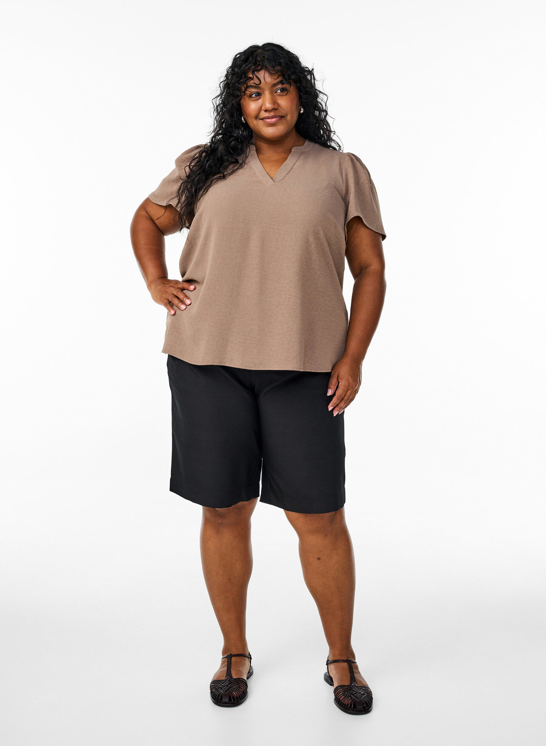 Zizzi Pusero, jossa on lyhyet r&ouml;yhel&ouml;hihat ja V-p&auml;&auml;ntie, Ruskea, Model image number 1