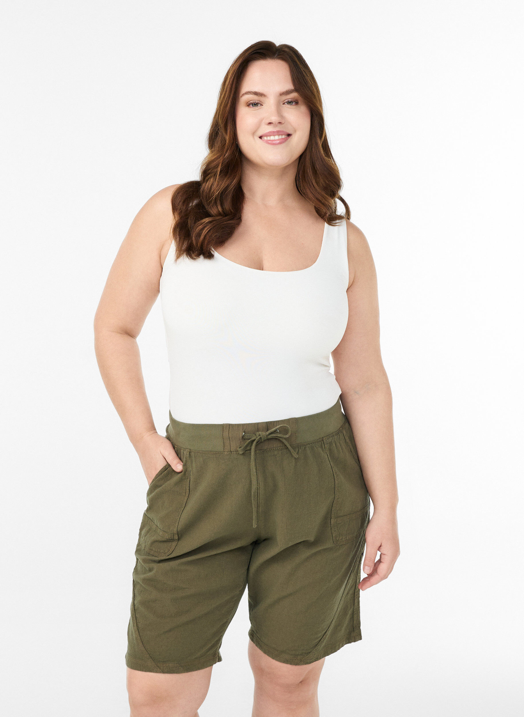 ZizziV&auml;lj&auml;t puuvillashortsit taskuilla, Vihre&auml;, Model image number 0