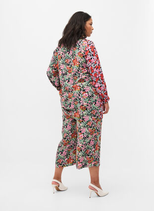Kukalliset culottes-housut taskuilla, Green Flower AOP, Model image number 1