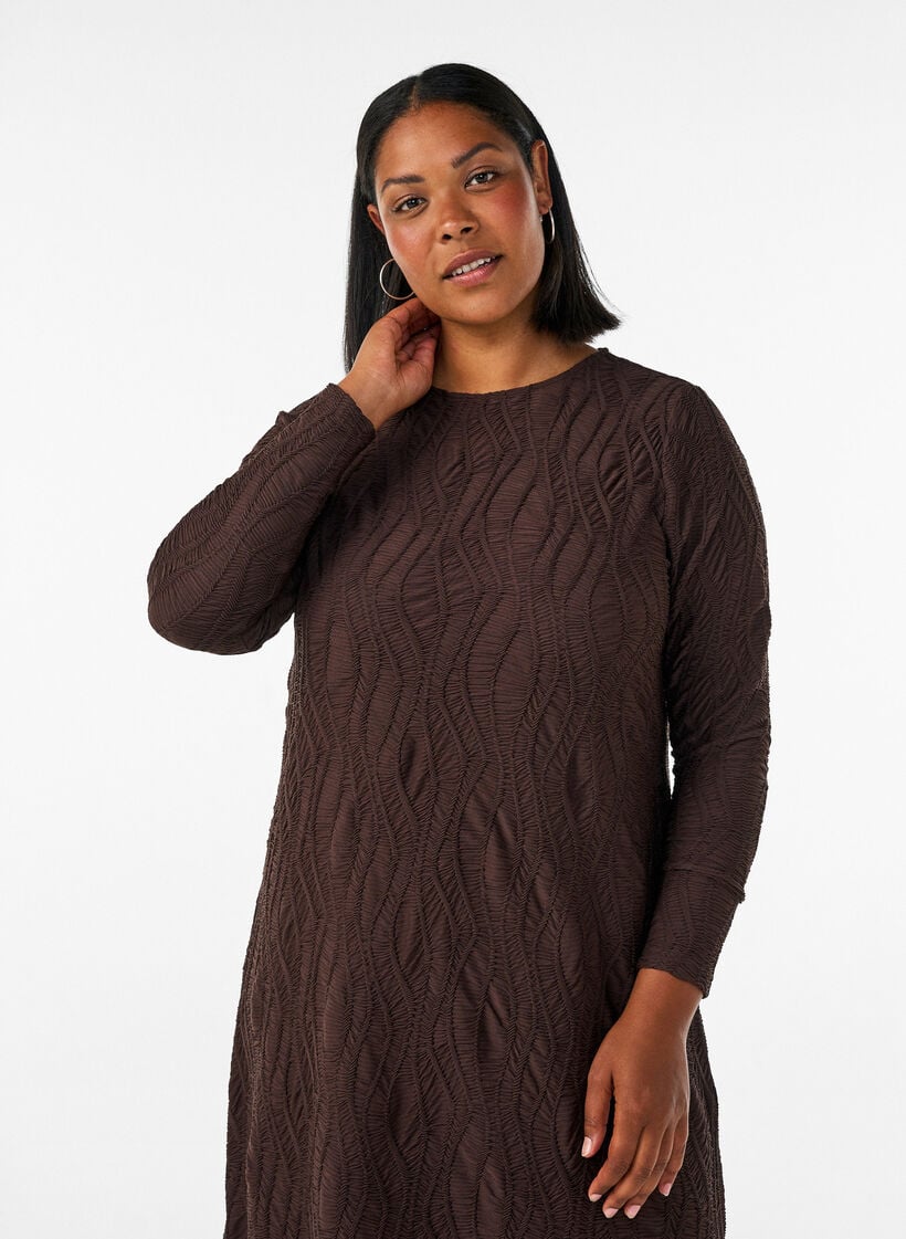 Midimekko aaltoilevalla tekstuurilla ja pitkill&auml; hihoilla, Ruskea, Model image number 2