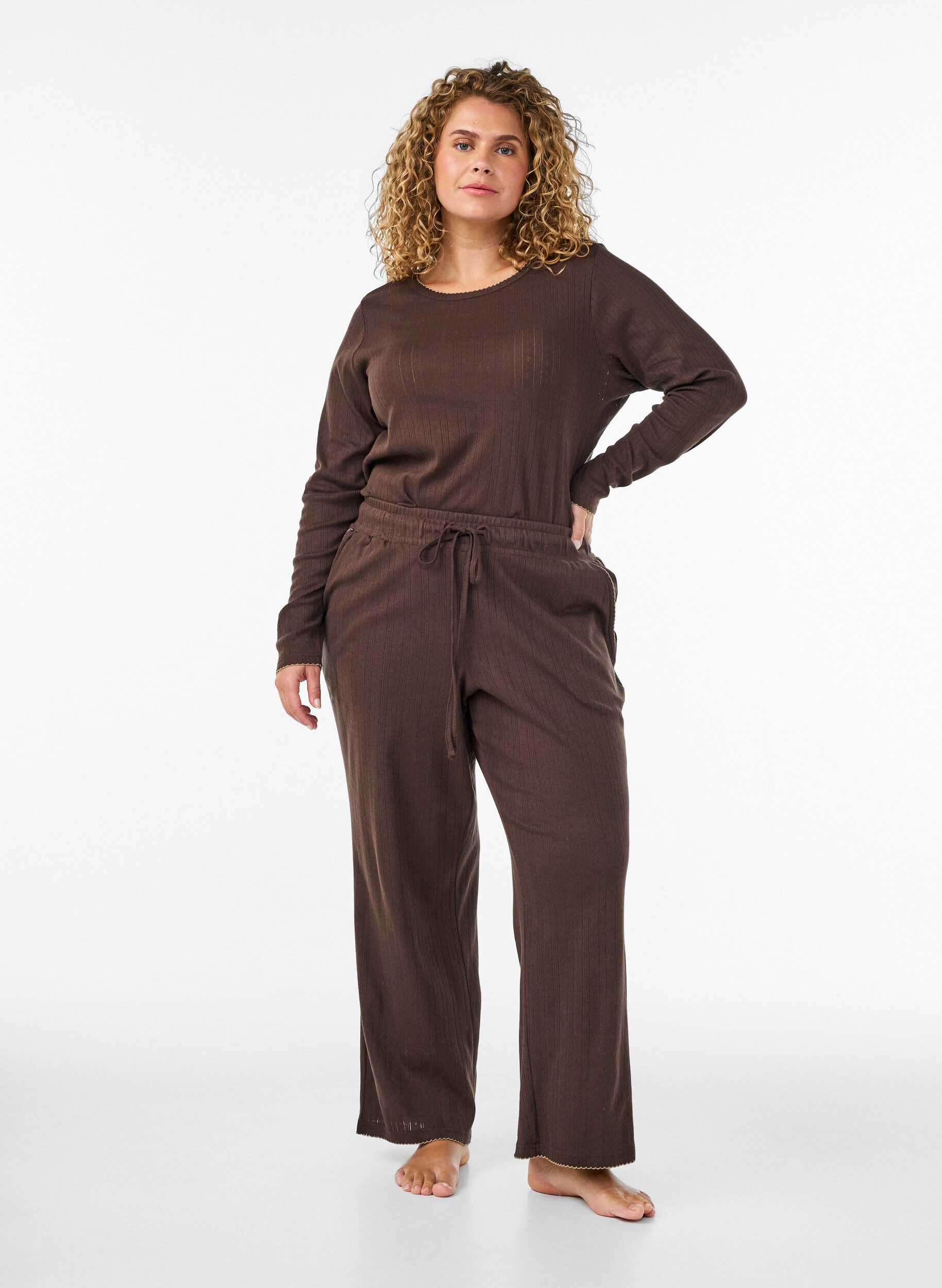 ZizziLuomupuuvillainen pyjamapaita rei&rsquo;itetyll&auml; kirjailulla, Ruskea, Model image number 1