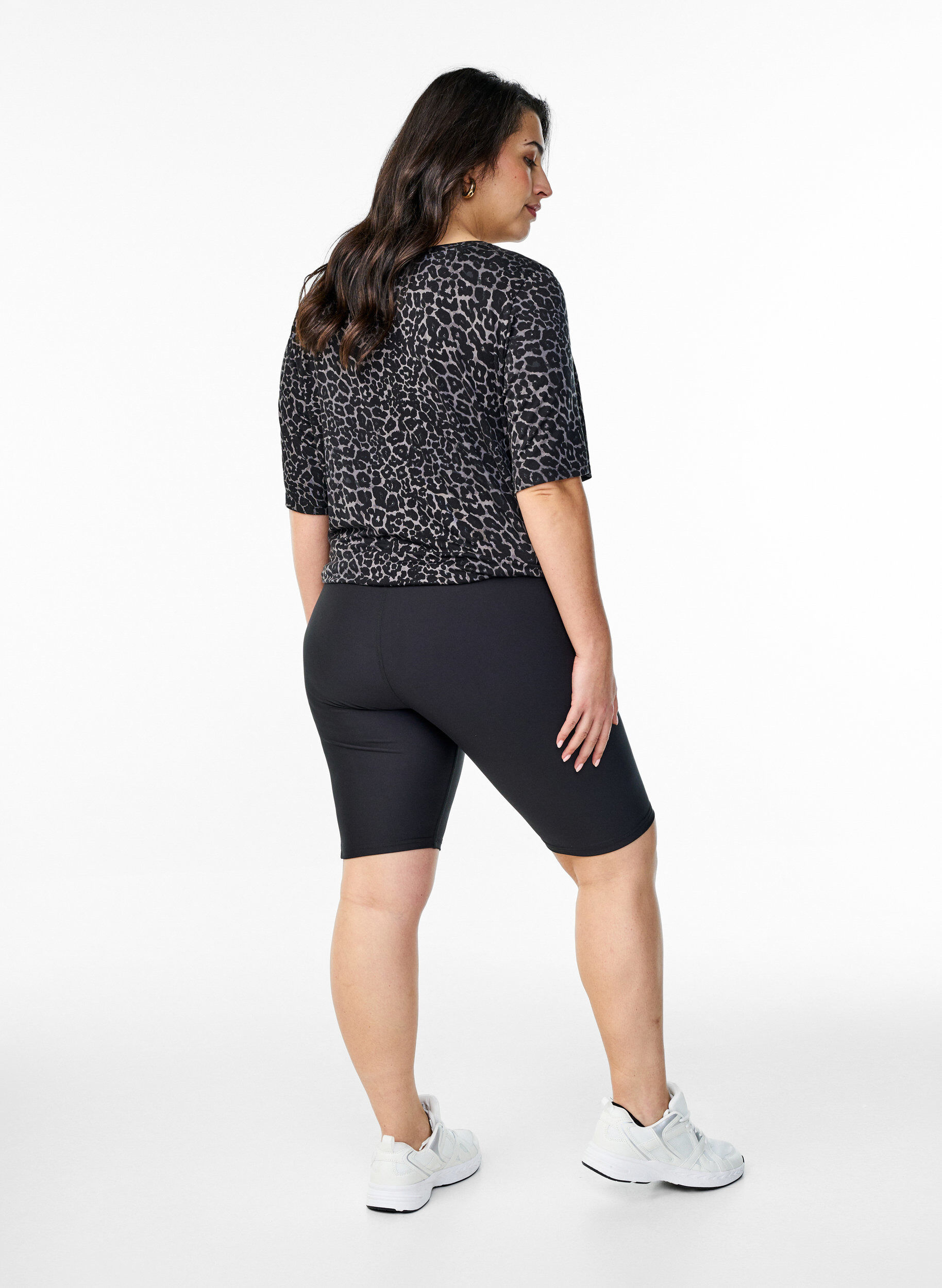 Zizzi Istuvat shortsit sivutaskuilla, Musta, Model image number 2