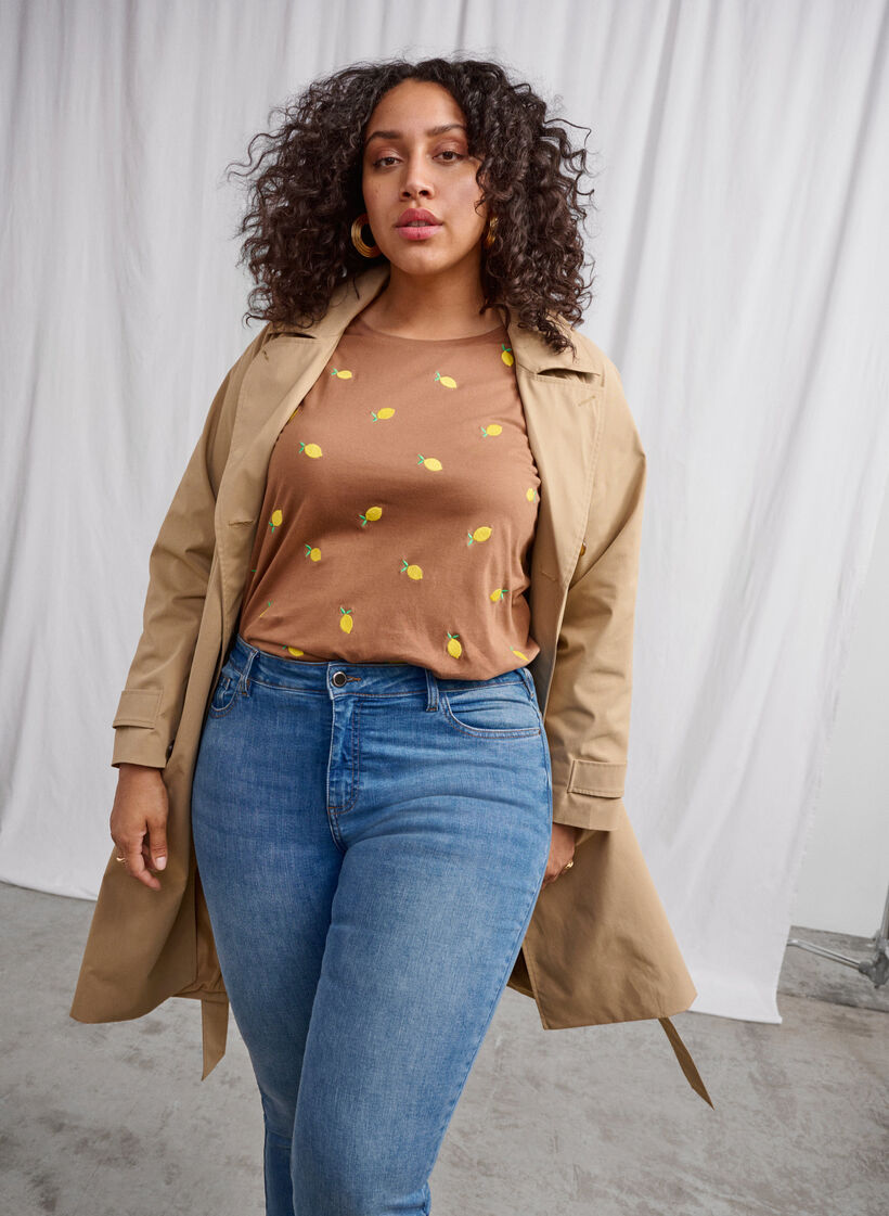 Orgaanisesta puuvillasta valmistettu T-paita, jossa on sitruunoita., Coca M. Lemon Emb., Image image number 0