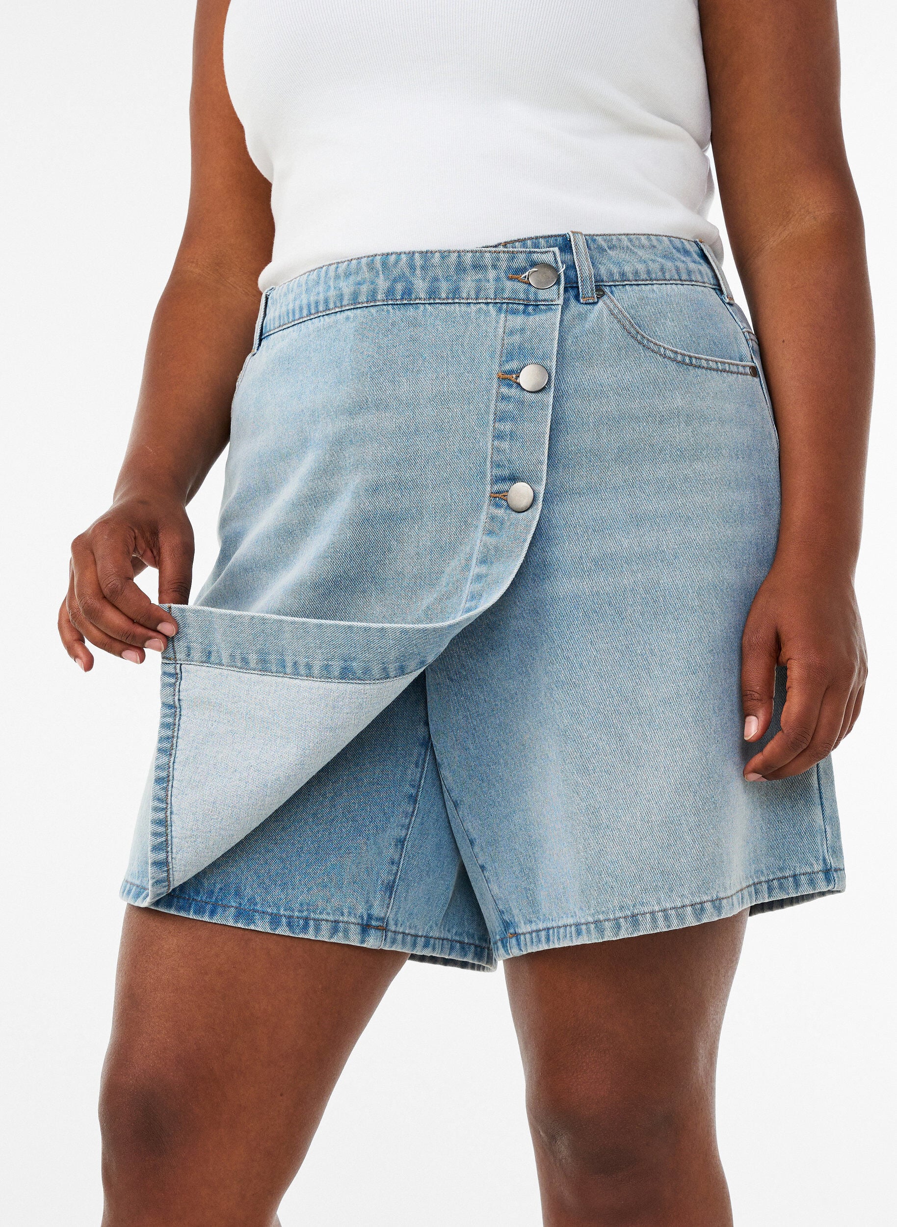 ZizziDenimskortsit kietaisuefektill&auml; ja korkealla vy&ouml;t&auml;r&ouml;ll&auml;, Sininen, Model image number 3