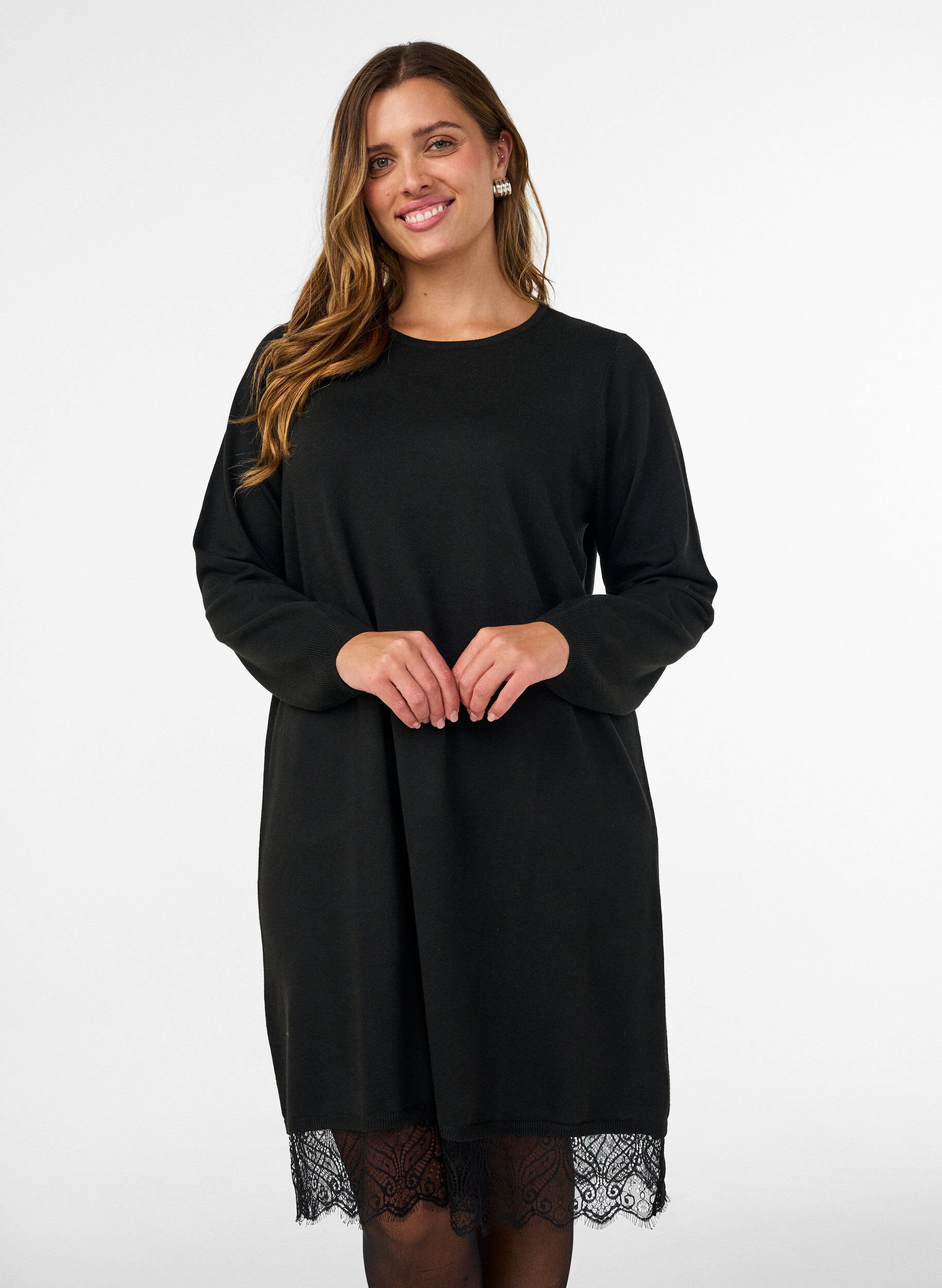 Lyhyt neulemekko pitsihelmalla, Musta, Model