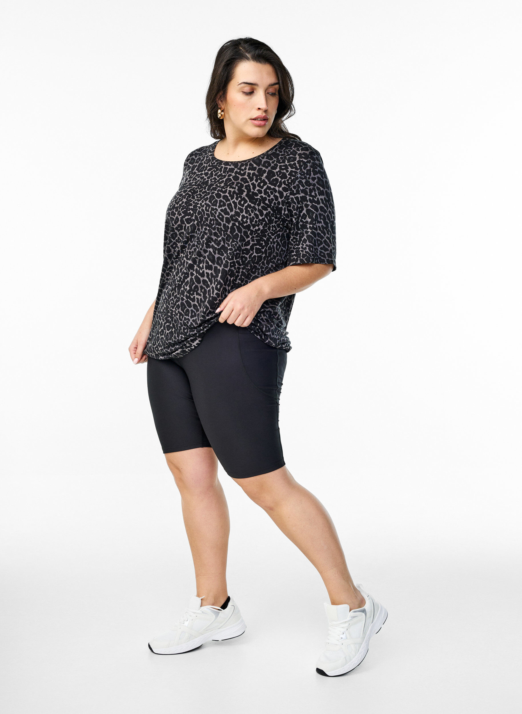 Zizzi Istuvat shortsit sivutaskuilla, Musta, Model image number 1