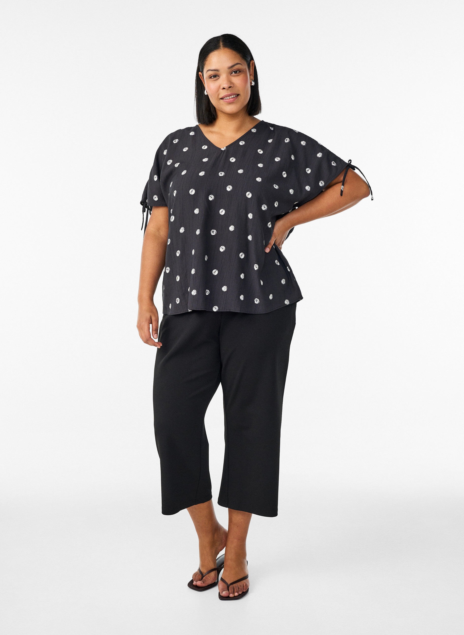 Zizzi 7/8-pituiset housut v&auml;lj&auml;ss&auml; mallissa, Musta, Model image number 1