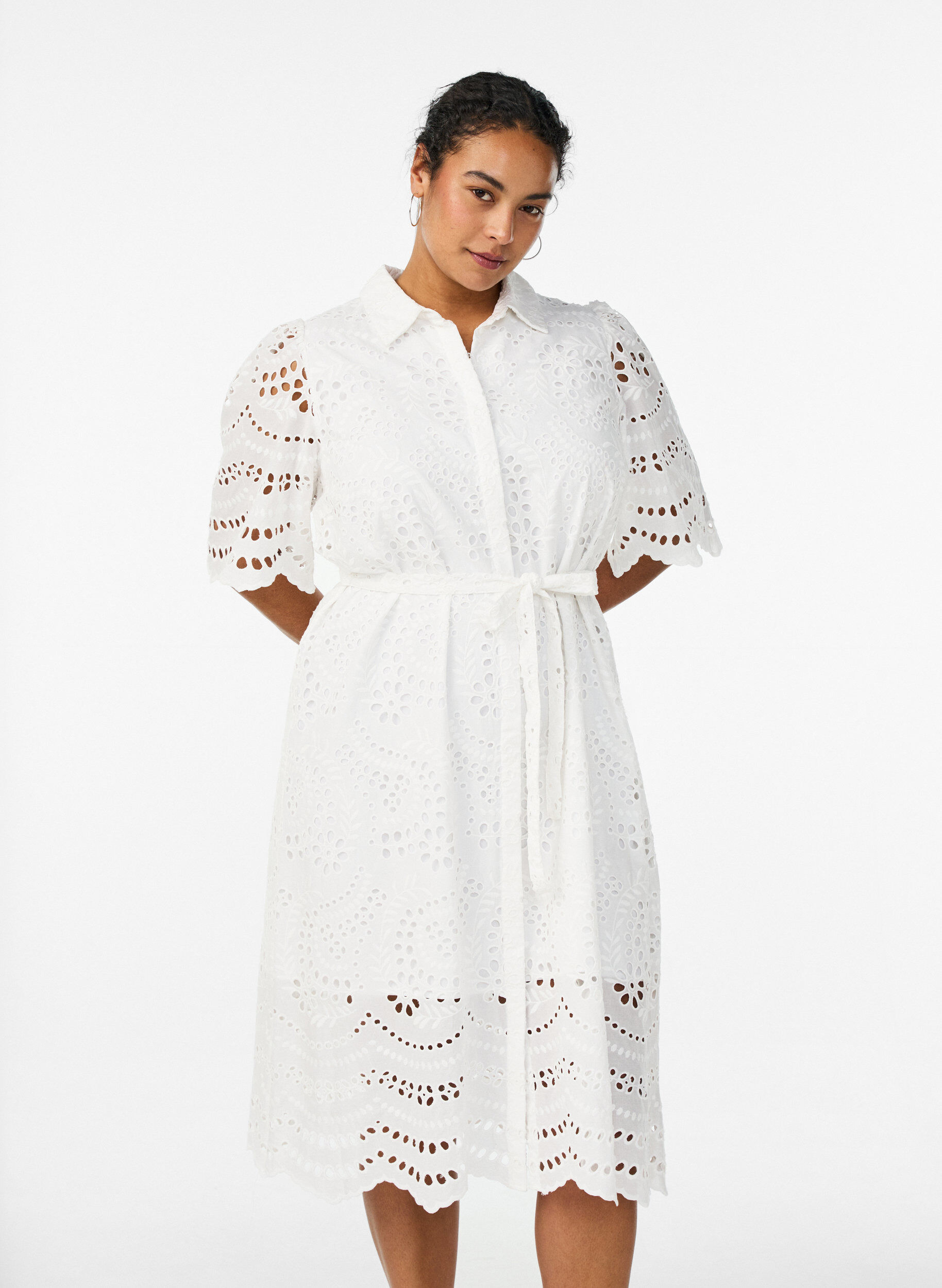 Paitamekko brodeerattua broderie anglaise -kangasta vy&ouml;ll&auml;, Valkoinen, Model