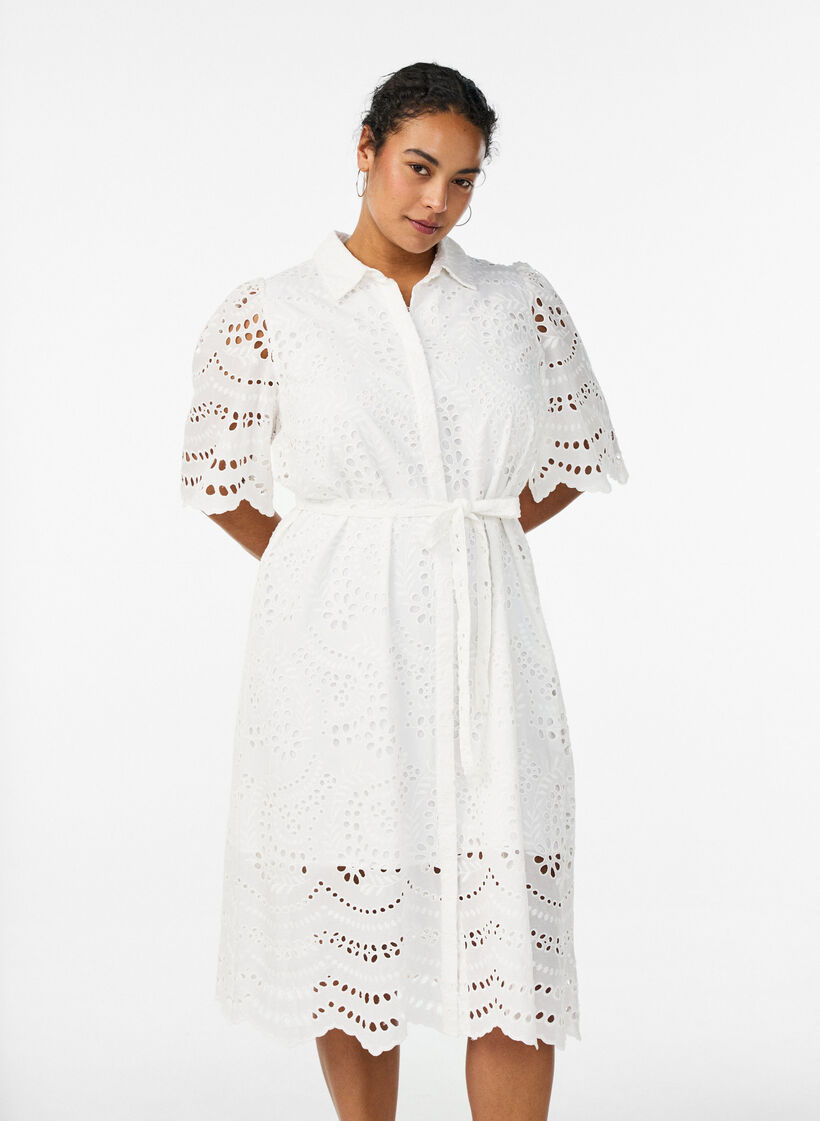 Paitamekko brodeerattua broderie anglaise -kangasta vy&ouml;ll&auml;, Valkoinen, Model image number 0