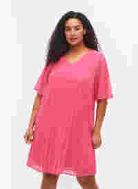 Lyhythihainen mekko tekstuurilla, Shocking Pink, Model