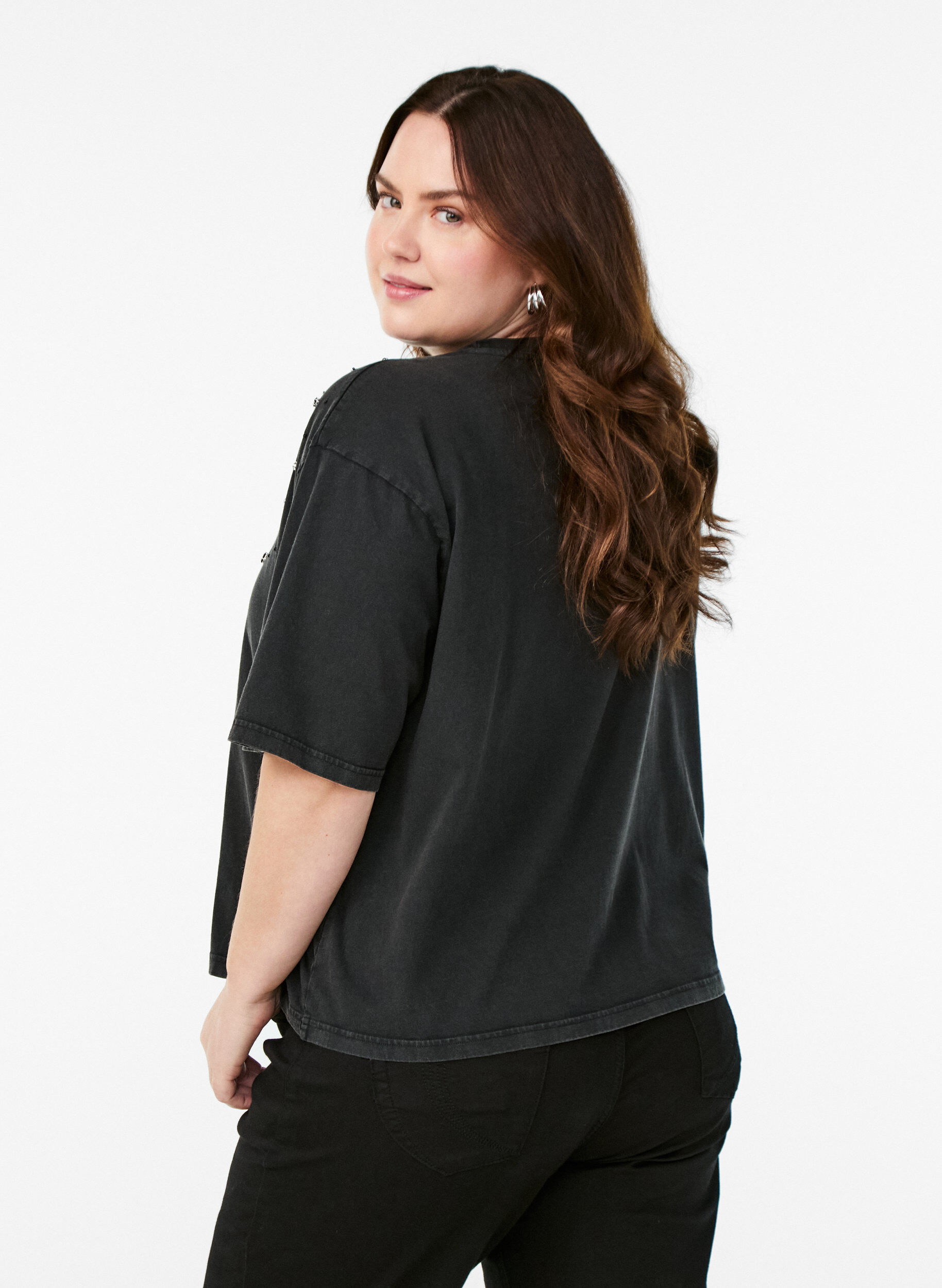 Zizzi Helmill&auml; ja strassikoristeilla varustettu boxy T-paita, Harmaa, Model image number 2