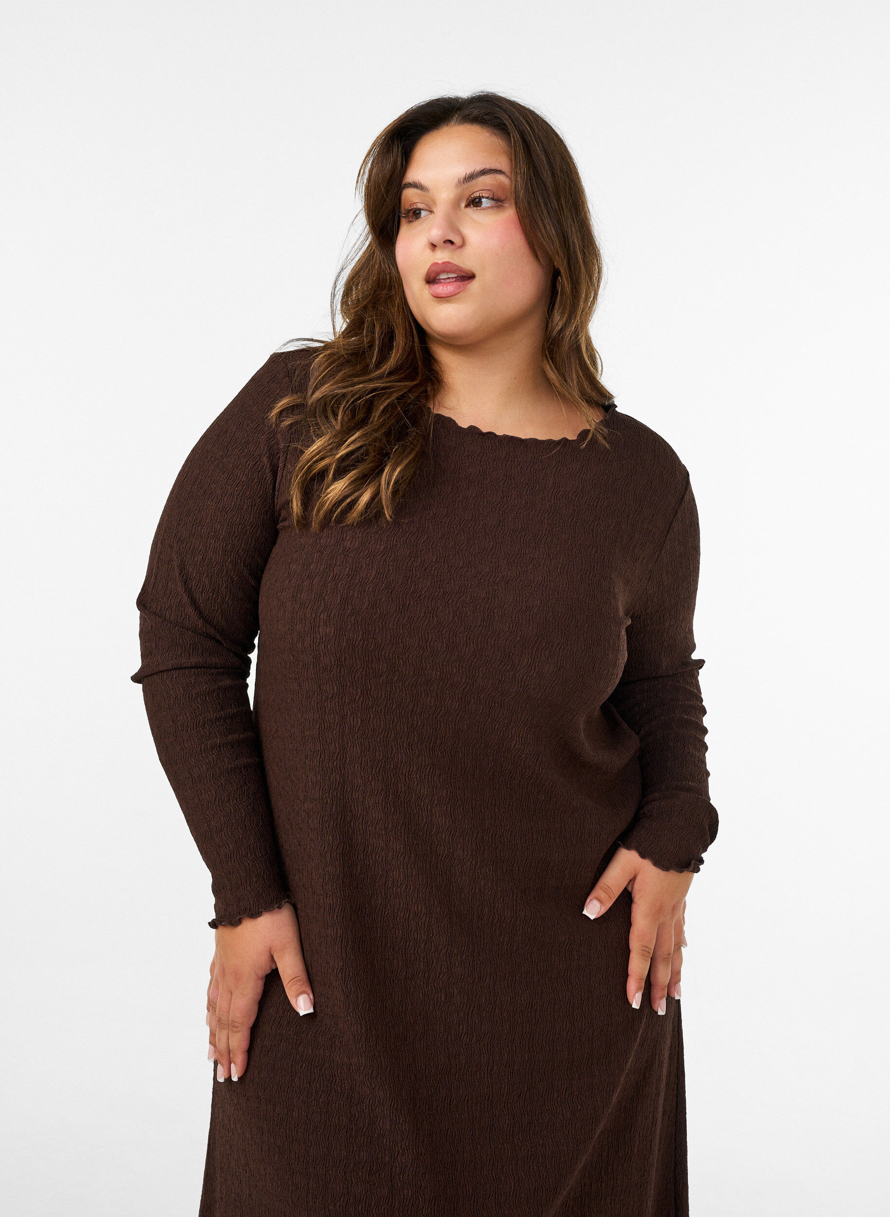 ZizziMidimekko aaltoilevalla tekstuurilla ja pitkill&auml; hihoilla, Ruskea, Model image number 3