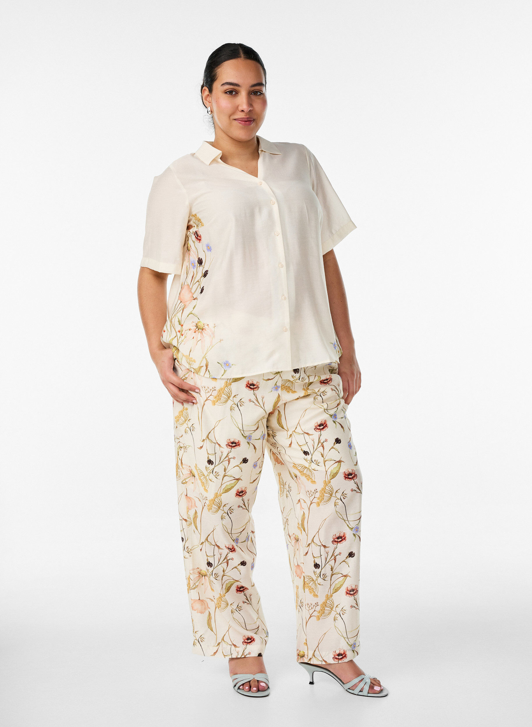 ZizziPaitapusero kyyn&auml;rmittaisilla hihoilla ja kukkayksityiskohdilla, Beige, Model image number 1