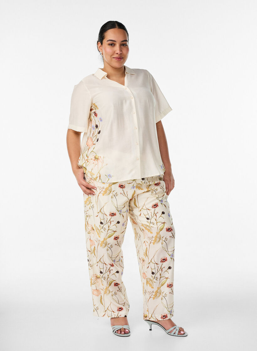 Paitapusero kyyn&auml;rmittaisilla hihoilla ja kukkayksityiskohdilla, Beige, Model