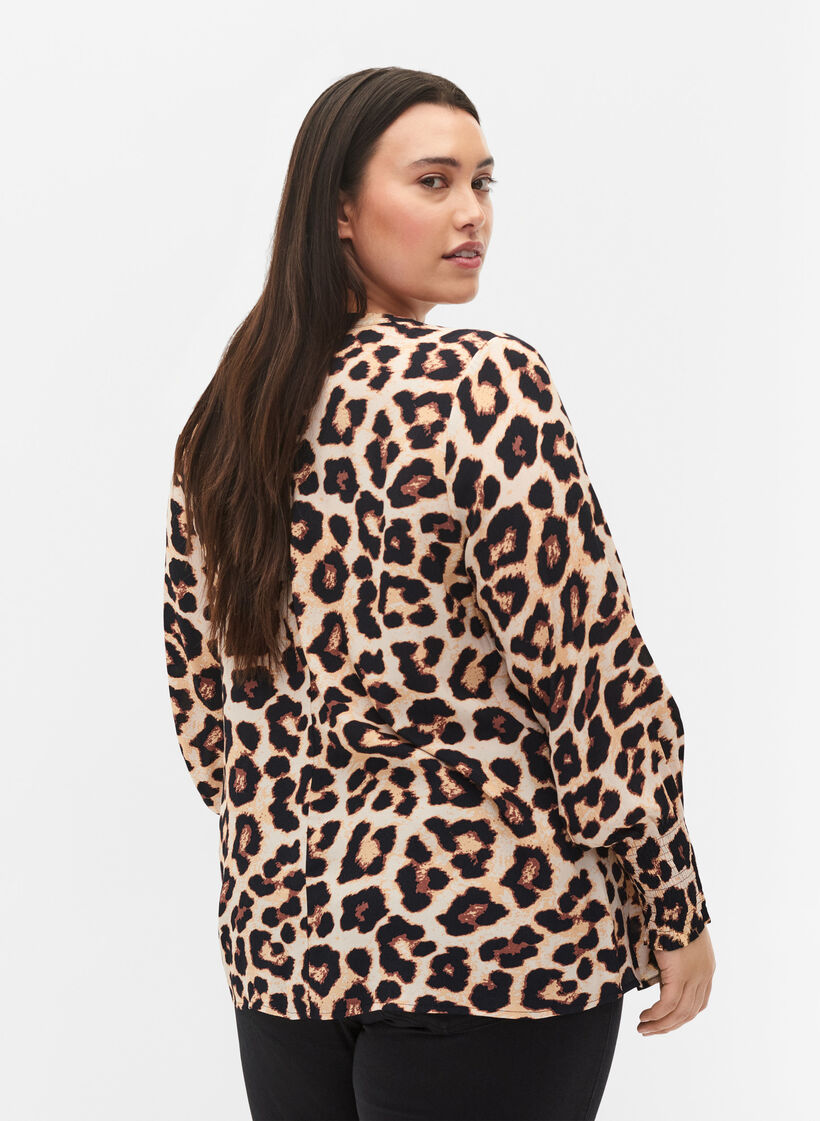 Viskoosipusero kuosilla ja snokkirypytyksellä, Leo AOP, Model image number 1