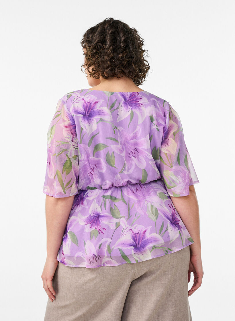 Kukkakuvioinen sifonkipusero lyhyill&auml; hihoilla, Violetti, Model image number 2