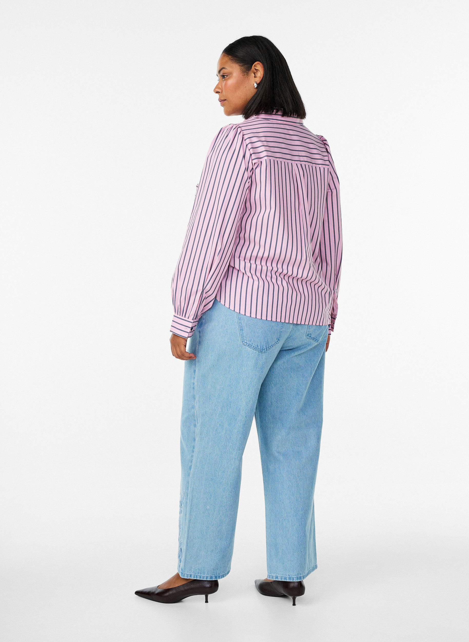 Zizzi Myra -farkut leve&auml;ll&auml; istuvuudella ja kukkayksityiskohdilla, Sininen, Model image number 1