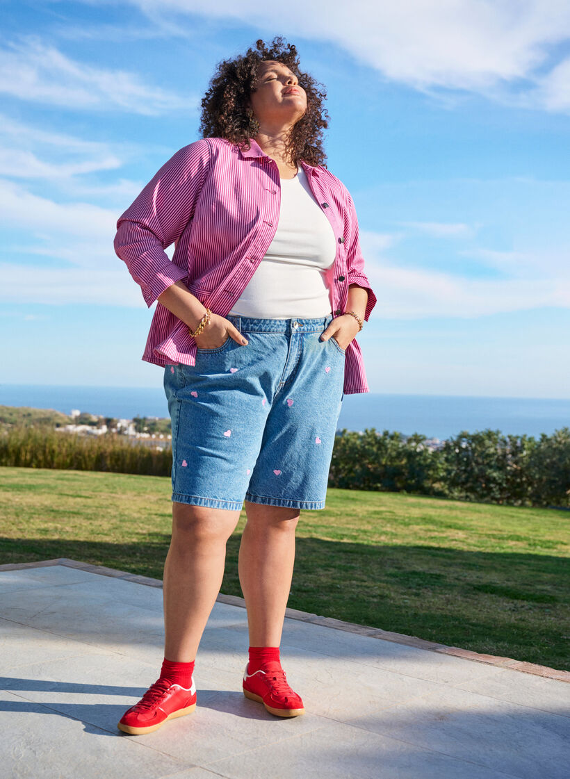 Korkeavy&ouml;t&auml;r&ouml;iset farkkushortsit, joissa on kirjailtuja syd&auml;mi&auml;, Sininen, Image image number 0