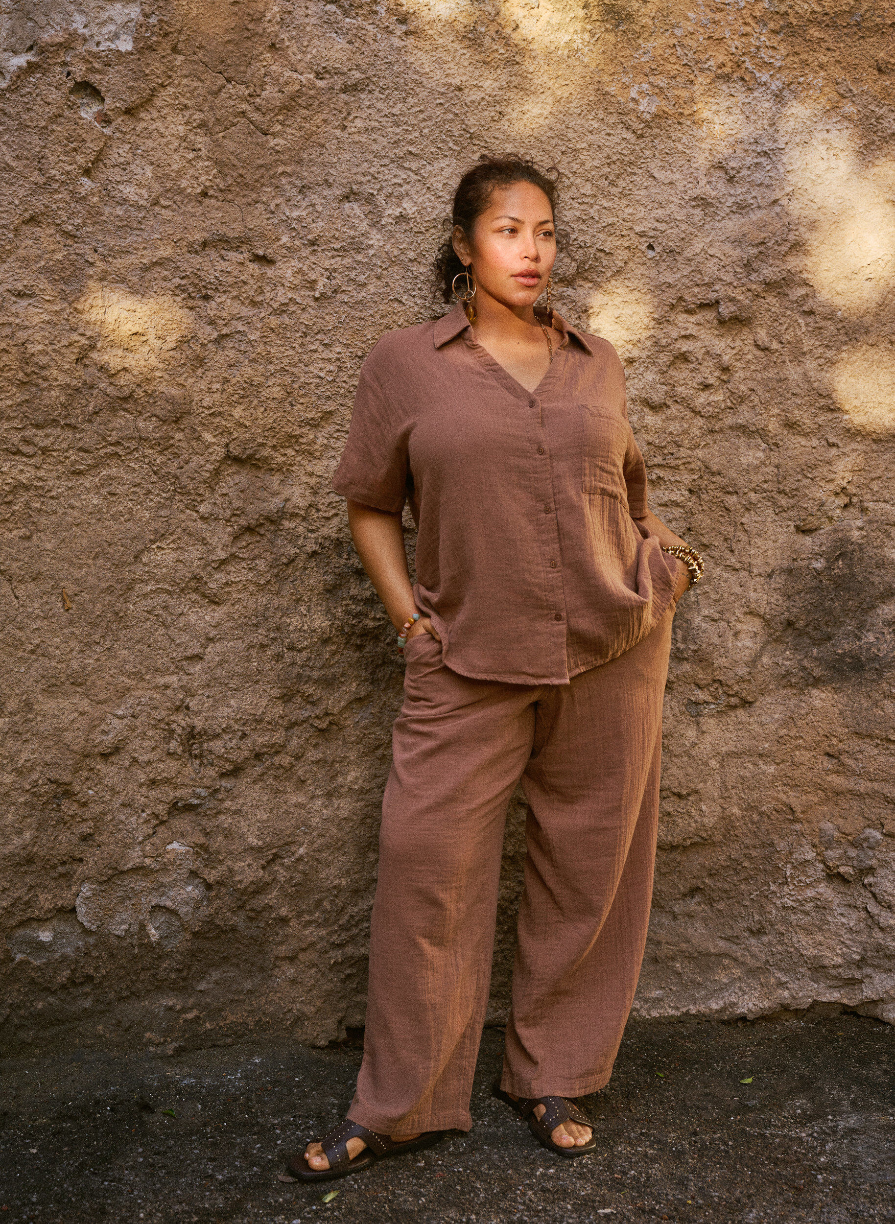 Zizzi Korkeavy&ouml;t&auml;r&ouml;iset puuvillamusliinihousut, joissa on rennot lahkeet, Ruskea, Image image number 0