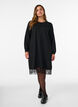 Lyhyt neulemekko pitsihelmalla, Musta, Model image number 1