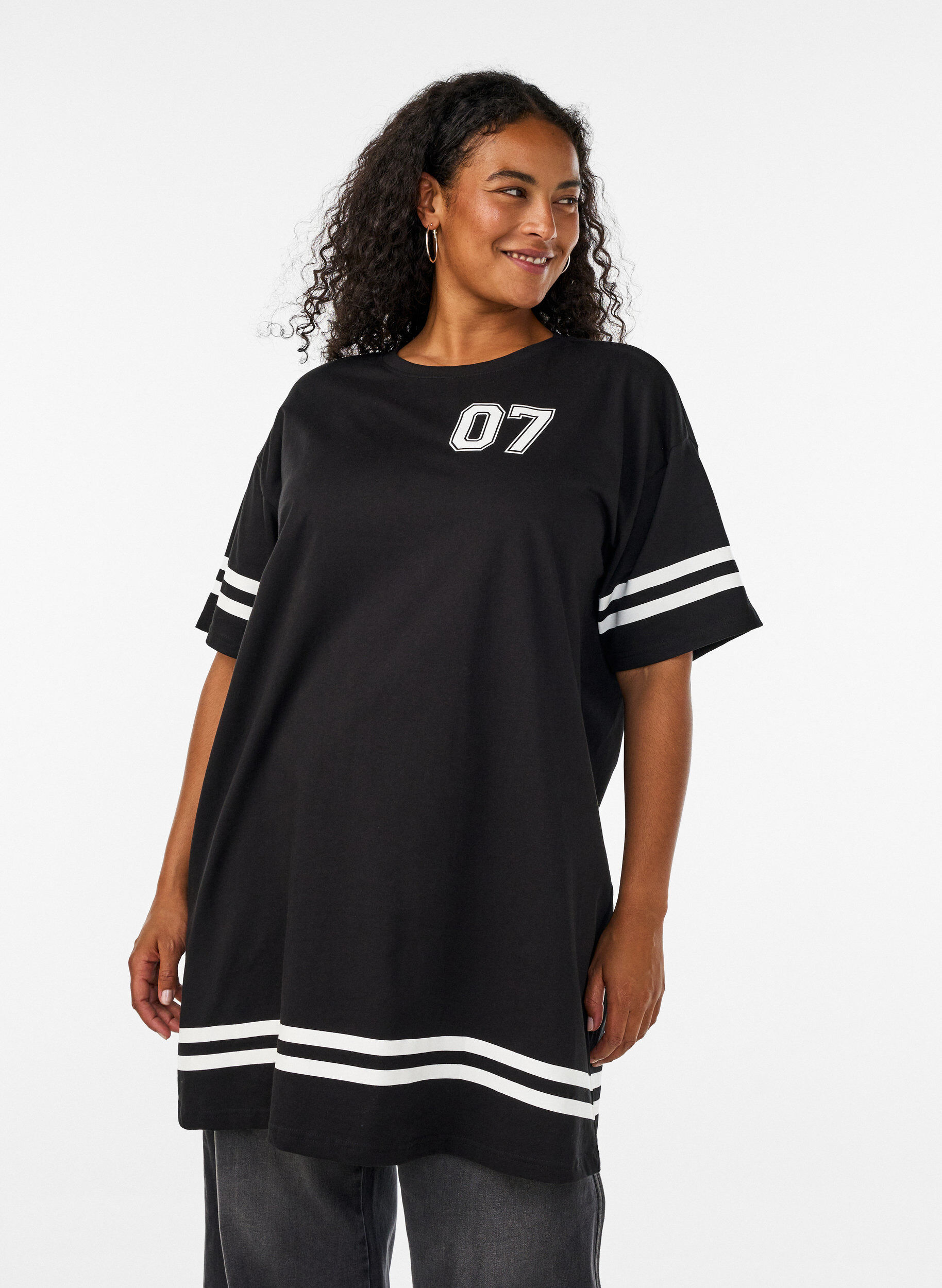 Lyhyt T-paitamekko sporttisilla yksityiskohdilla, Musta, Model