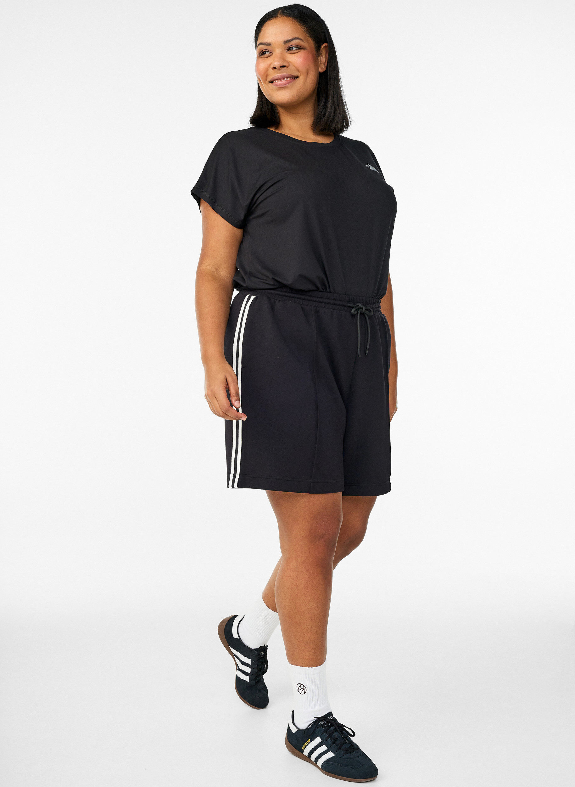 Zizzi Korkeavy&ouml;t&auml;r&ouml;iset shortsit raidoilla, Musta, Model image number 1