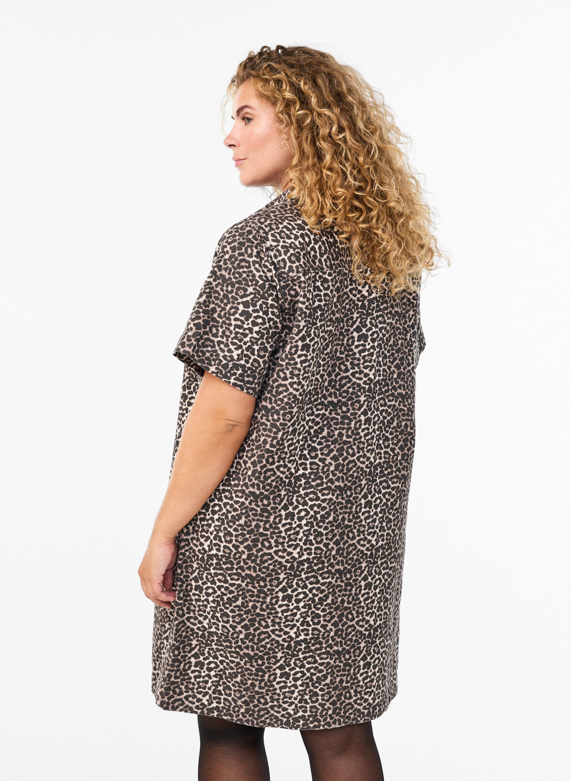 Zizzi Denim-kauluspaitamekko leopardikuviolla, Ruskea, Model image number 2
