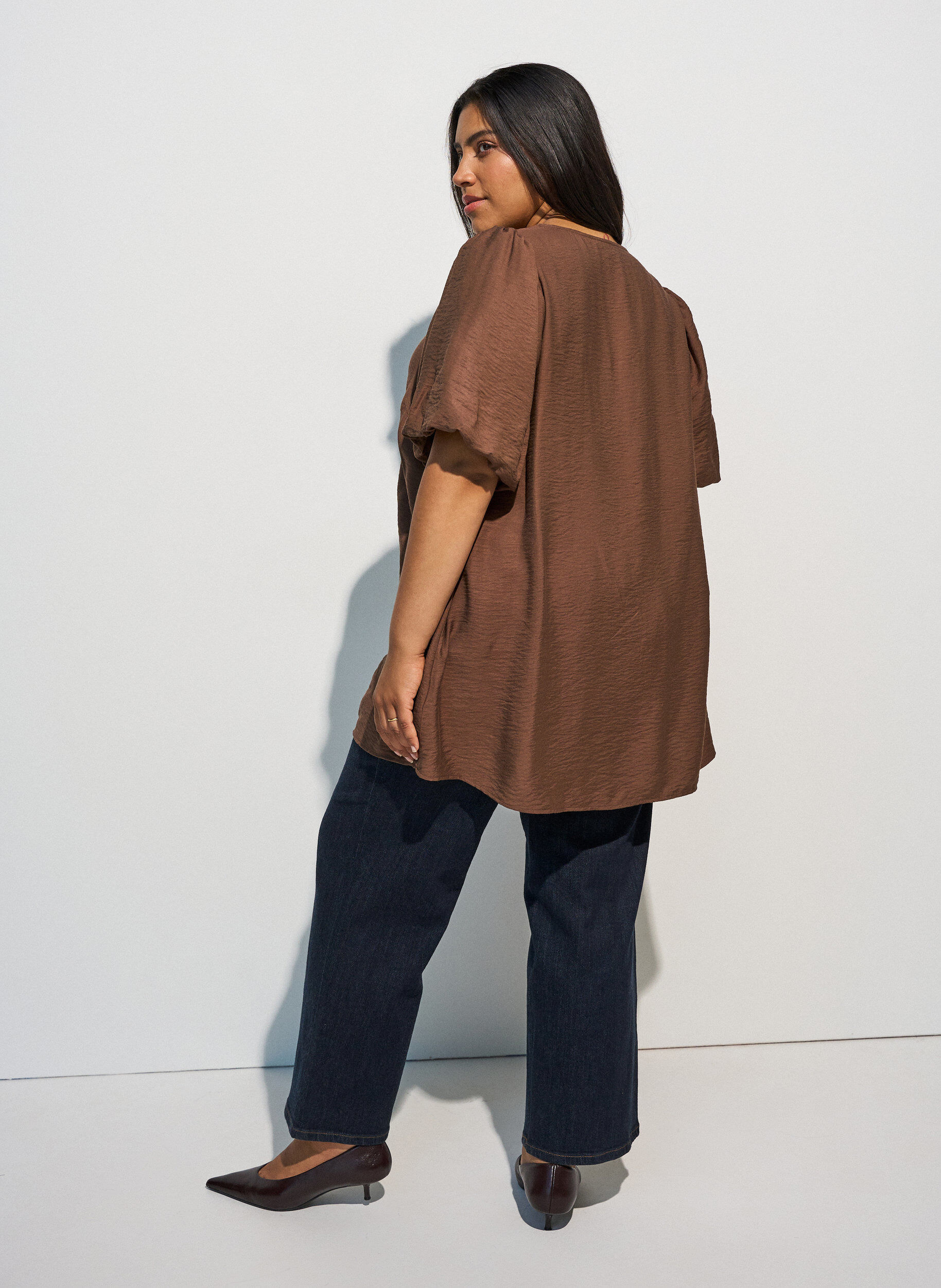 ZizziTunika pallohihoilla ja V-p&auml;&auml;ntiell&auml;, Ruskea, Model image number 2