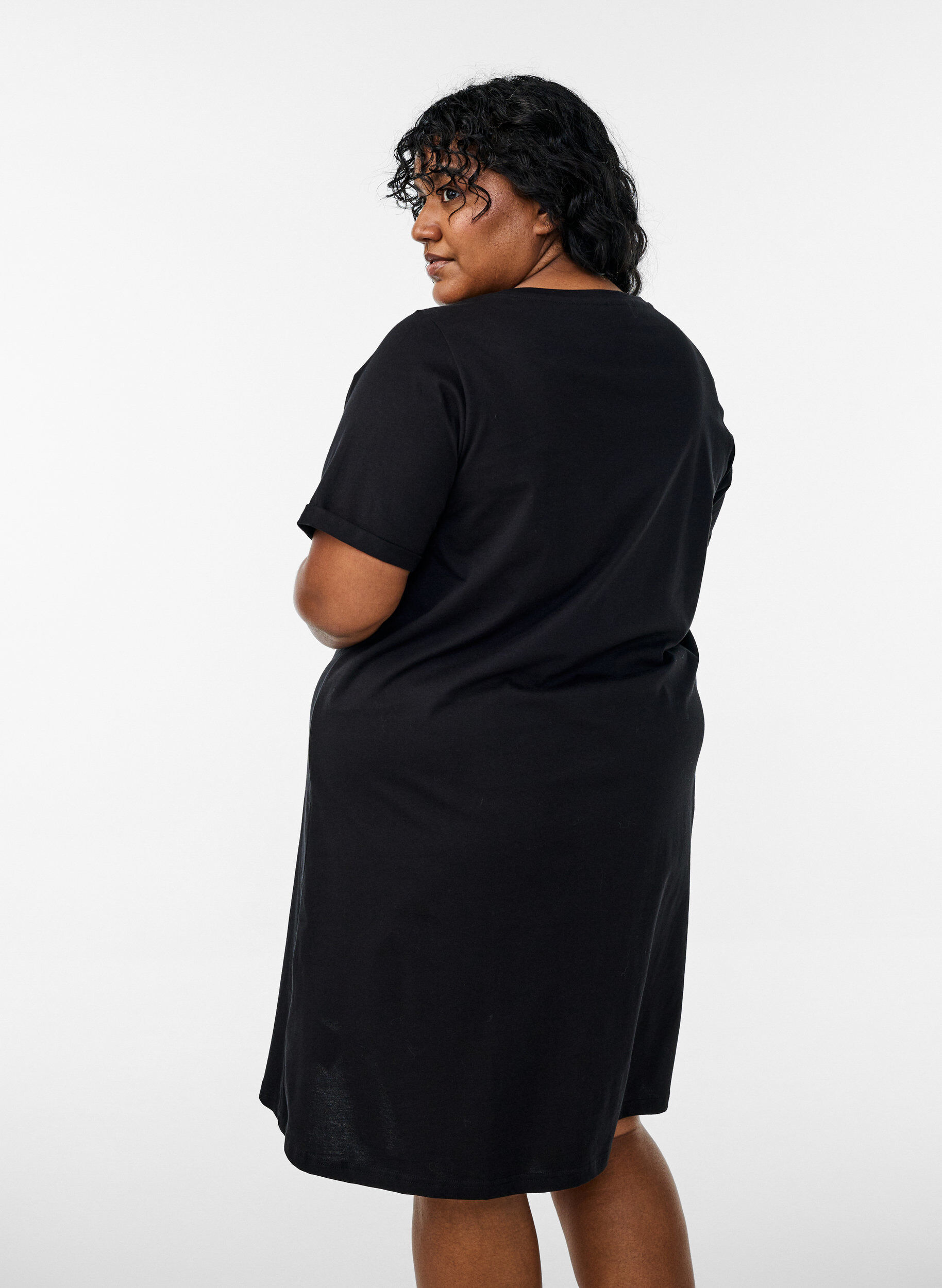 ZizziLuomupuuvillasta valmistettu v-aukkoinen y&ouml;paita, , Model image number 2