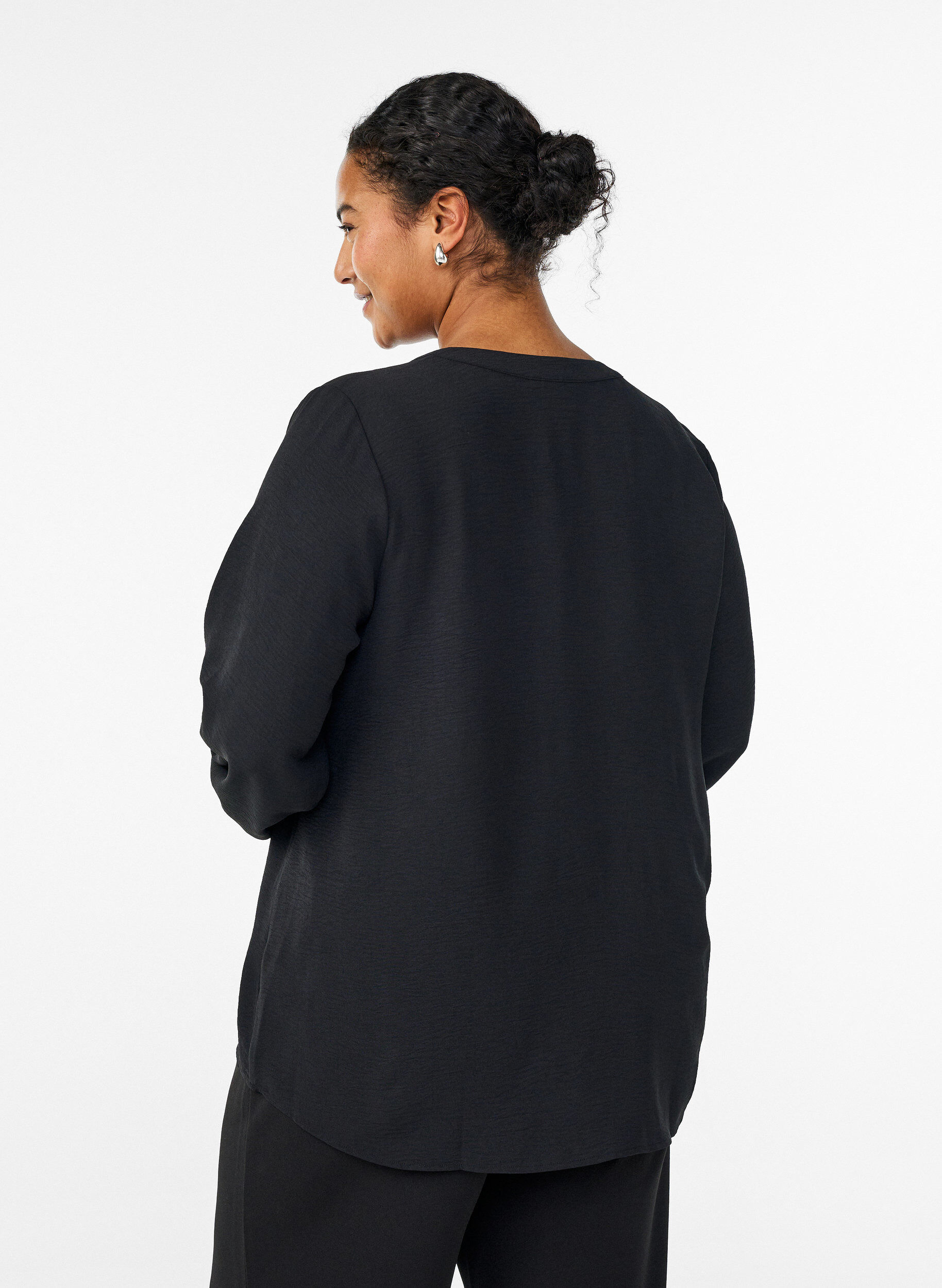 ZizziPusero smock-kalvosimilla ja v-p&auml;&auml;ntiell&auml;, Musta, Model image number 2